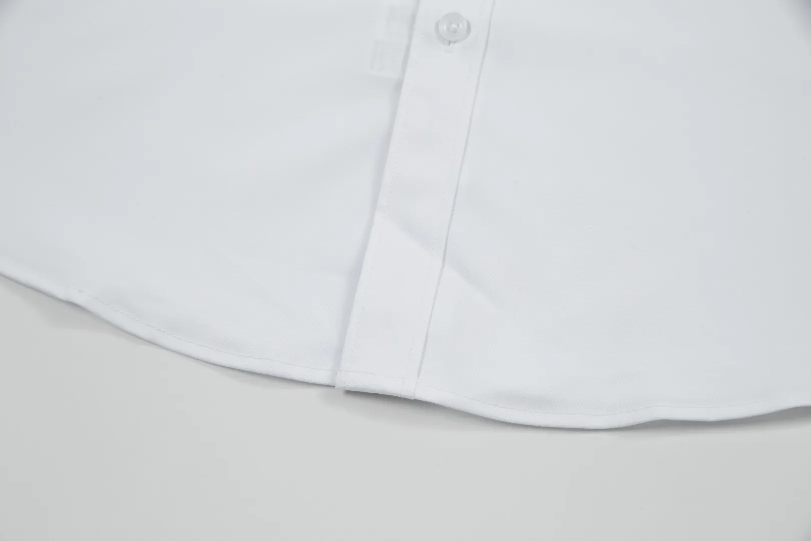 P270 Moncler official website classic brand logo design long-sleeved shirt, custom-dyed fabric, upper body full of high-end feel, pure cotton bamboo fiber fabric, high quality, same style for men and women. Size: 39-43 (M-3XL)