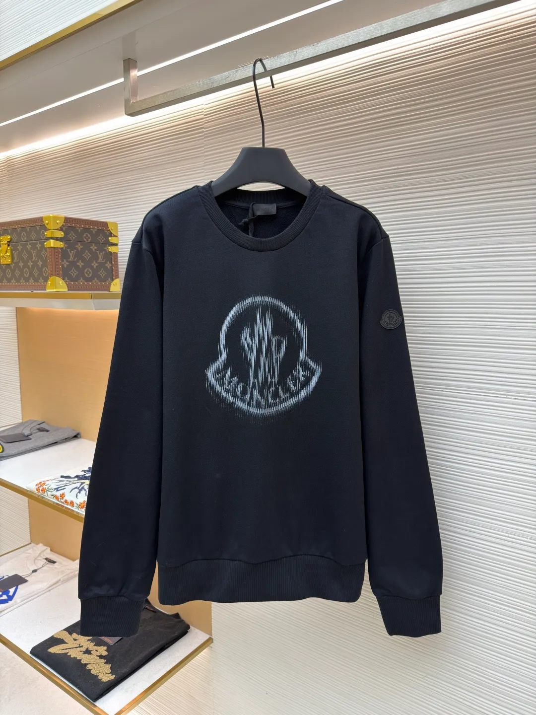 P340 Moncler round neck pullover printed casual long-sleeved sweatshirt ●Original version: Purchased and developed by 3926 ●Item number: 1681947-A45 ●Fabric: combed cotton fabric ●Technology: Digital direct injection production ●Color: black ●Version: fitted version ●Weight: about 528 grams ●Size: S-M-L-XL ●Description: This MONCLER round-neck sweatshirt uses a fabric enzyme washing process: the fabric is gently washed with biological enzymes, which can not only clean the fabric impurities, but also soften the fiber texture, making the sweatshirt more skin-friendly and soft, while retaining the stiffness of the fabric itself, making it less likely to deform after long-term wear. The printing part uses digital direct-injection technology: the pattern accurately restores the detailed texture of the brand logo, the color is delicate and has strong adhesion, and it is not easy to fade or crack after washing; the direct-injection process allows the printing to be highly integrated with the fabric without producing a stiff gluey feel, taking into account both aesthetics and wearing comfort. Thanks to the combination of craftsmanship, the clothes not only have a high-end texture, but also take into account the durability of daily wear. It is recommended to hand wash to better maintain the craftsmanship effect. The overall wiring is straight and delicate, the fabric is comfortable and soft, and the color is consistent without color difference. It can be matched with the same style to create a fashionable look and control various occasions. Customized accessories, complete with three standards, same style for men and women!