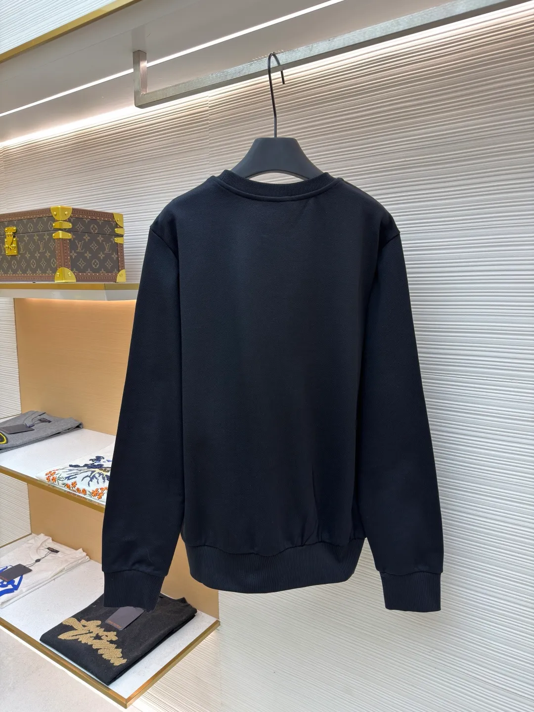 P340 Moncler round neck pullover printed casual long-sleeved sweatshirt ●Original version: Purchased and developed by 3926 ●Item number: 1681947-A45 ●Fabric: combed cotton fabric ●Technology: Digital direct injection production ●Color: black ●Version: fitted version ●Weight: about 528 grams ●Size: S-M-L-XL ●Description: This MONCLER round-neck sweatshirt uses a fabric enzyme washing process: the fabric is gently washed with biological enzymes, which can not only clean the fabric impurities, but also soften the fiber texture, making the sweatshirt more skin-friendly and soft, while retaining the stiffness of the fabric itself, making it less likely to deform after long-term wear. The printing part uses digital direct-injection technology: the pattern accurately restores the detailed texture of the brand logo, the color is delicate and has strong adhesion, and it is not easy to fade or crack after washing; the direct-injection process allows the printing to be highly integrated with the fabric without producing a stiff gluey feel, taking into account both aesthetics and wearing comfort. Thanks to the combination of craftsmanship, the clothes not only have a high-end texture, but also take into account the durability of daily wear. It is recommended to hand wash to better maintain the craftsmanship effect. The overall wiring is straight and delicate, the fabric is comfortable and soft, and the color is consistent without color difference. It can be matched with the same style to create a fashionable look and control various occasions. Customized accessories, complete with three standards, same style for men and women!