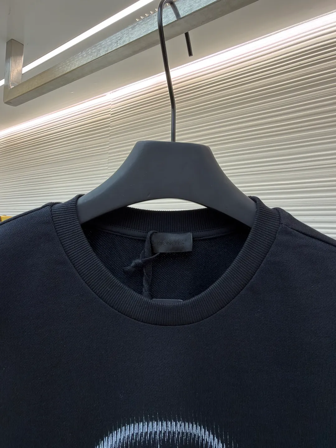 P340 Moncler round neck pullover printed casual long-sleeved sweatshirt ●Original version: Purchased and developed by 3926 ●Item number: 1681947-A45 ●Fabric: combed cotton fabric ●Technology: Digital direct injection production ●Color: black ●Version: fitted version ●Weight: about 528 grams ●Size: S-M-L-XL ●Description: This MONCLER round-neck sweatshirt uses a fabric enzyme washing process: the fabric is gently washed with biological enzymes, which can not only clean the fabric impurities, but also soften the fiber texture, making the sweatshirt more skin-friendly and soft, while retaining the stiffness of the fabric itself, making it less likely to deform after long-term wear. The printing part uses digital direct-injection technology: the pattern accurately restores the detailed texture of the brand logo, the color is delicate and has strong adhesion, and it is not easy to fade or crack after washing; the direct-injection process allows the printing to be highly integrated with the fabric without producing a stiff gluey feel, taking into account both aesthetics and wearing comfort. Thanks to the combination of craftsmanship, the clothes not only have a high-end texture, but also take into account the durability of daily wear. It is recommended to hand wash to better maintain the craftsmanship effect. The overall wiring is straight and delicate, the fabric is comfortable and soft, and the color is consistent without color difference. It can be matched with the same style to create a fashionable look and control various occasions. Customized accessories, complete with three standards, same style for men and women!