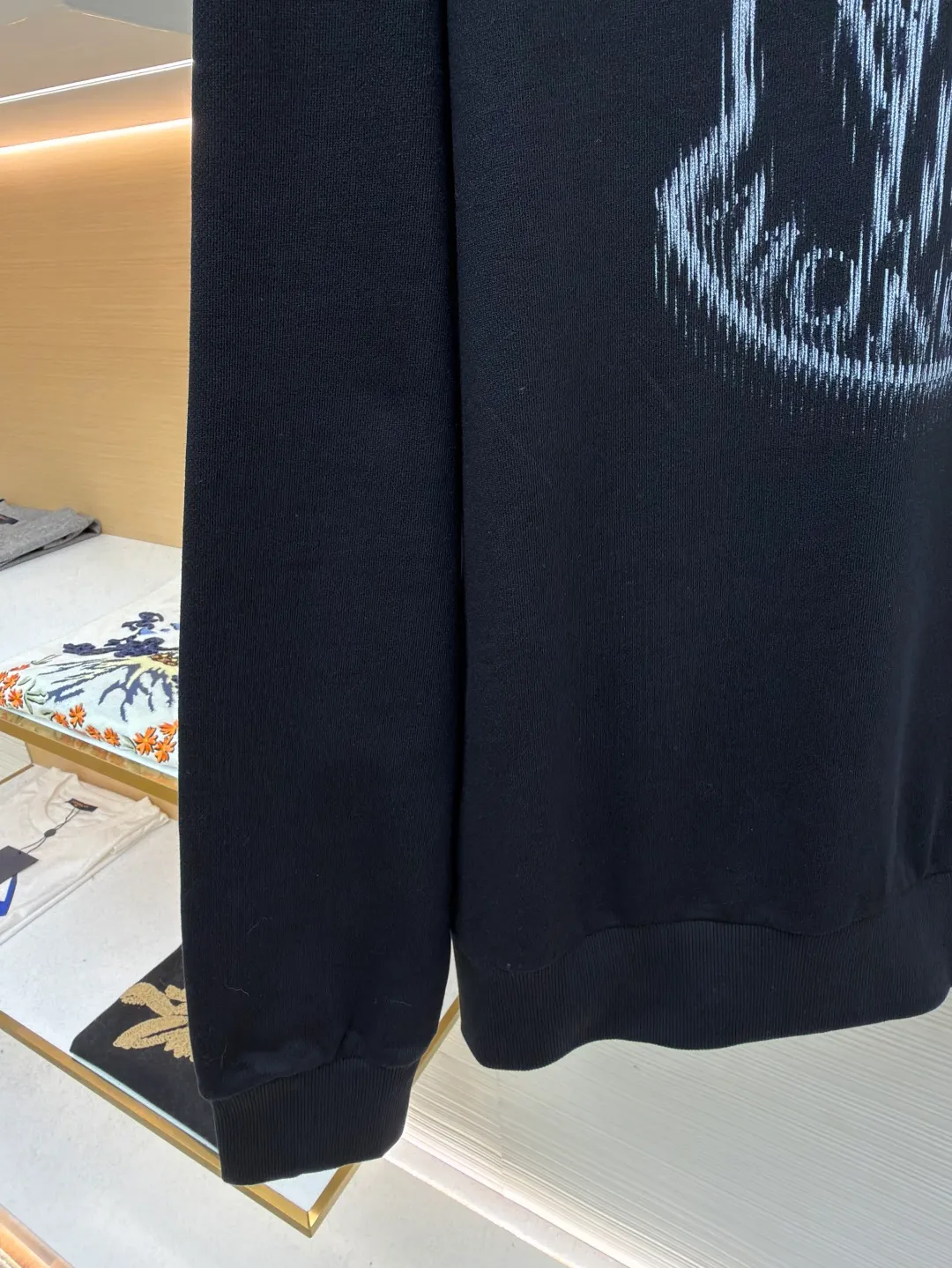P340 Moncler round neck pullover printed casual long-sleeved sweatshirt ●Original version: Purchased and developed by 3926 ●Item number: 1681947-A45 ●Fabric: combed cotton fabric ●Technology: Digital direct injection production ●Color: black ●Version: fitted version ●Weight: about 528 grams ●Size: S-M-L-XL ●Description: This MONCLER round-neck sweatshirt uses a fabric enzyme washing process: the fabric is gently washed with biological enzymes, which can not only clean the fabric impurities, but also soften the fiber texture, making the sweatshirt more skin-friendly and soft, while retaining the stiffness of the fabric itself, making it less likely to deform after long-term wear. The printing part uses digital direct-injection technology: the pattern accurately restores the detailed texture of the brand logo, the color is delicate and has strong adhesion, and it is not easy to fade or crack after washing; the direct-injection process allows the printing to be highly integrated with the fabric without producing a stiff gluey feel, taking into account both aesthetics and wearing comfort. Thanks to the combination of craftsmanship, the clothes not only have a high-end texture, but also take into account the durability of daily wear. It is recommended to hand wash to better maintain the craftsmanship effect. The overall wiring is straight and delicate, the fabric is comfortable and soft, and the color is consistent without color difference. It can be matched with the same style to create a fashionable look and control various occasions. Customized accessories, complete with three standards, same style for men and women!