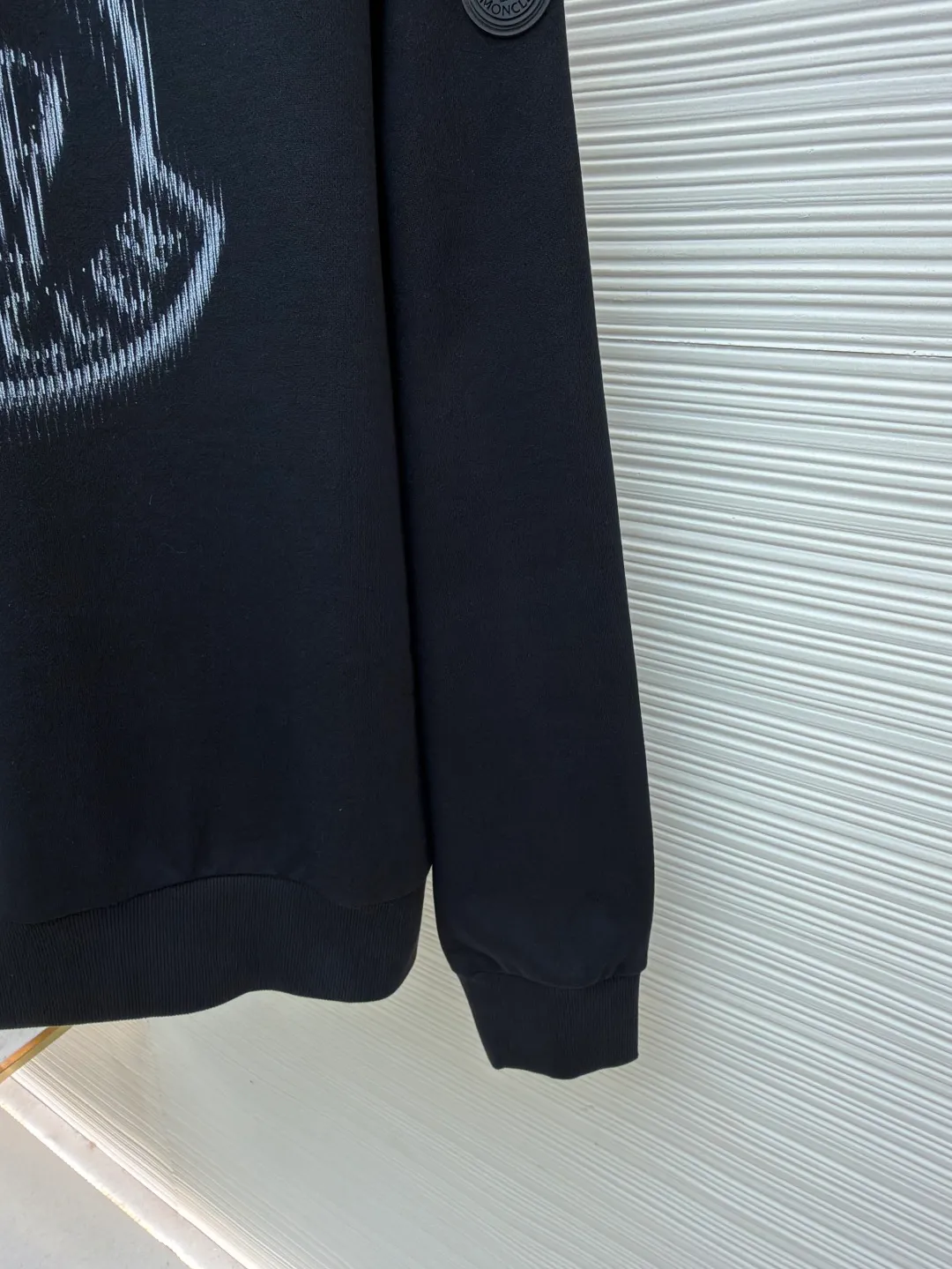 P340 Moncler round neck pullover printed casual long-sleeved sweatshirt ●Original version: Purchased and developed by 3926 ●Item number: 1681947-A45 ●Fabric: combed cotton fabric ●Technology: Digital direct injection production ●Color: black ●Version: fitted version ●Weight: about 528 grams ●Size: S-M-L-XL ●Description: This MONCLER round-neck sweatshirt uses a fabric enzyme washing process: the fabric is gently washed with biological enzymes, which can not only clean the fabric impurities, but also soften the fiber texture, making the sweatshirt more skin-friendly and soft, while retaining the stiffness of the fabric itself, making it less likely to deform after long-term wear. The printing part uses digital direct-injection technology: the pattern accurately restores the detailed texture of the brand logo, the color is delicate and has strong adhesion, and it is not easy to fade or crack after washing; the direct-injection process allows the printing to be highly integrated with the fabric without producing a stiff gluey feel, taking into account both aesthetics and wearing comfort. Thanks to the combination of craftsmanship, the clothes not only have a high-end texture, but also take into account the durability of daily wear. It is recommended to hand wash to better maintain the craftsmanship effect. The overall wiring is straight and delicate, the fabric is comfortable and soft, and the color is consistent without color difference. It can be matched with the same style to create a fashionable look and control various occasions. Customized accessories, complete with three standards, same style for men and women!