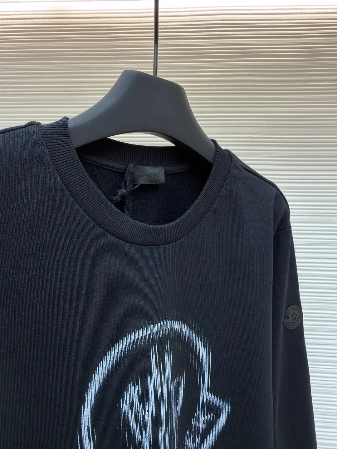 P340 Moncler round neck pullover printed casual long-sleeved sweatshirt ●Original version: Purchased and developed by 3926 ●Item number: 1681947-A45 ●Fabric: combed cotton fabric ●Technology: Digital direct injection production ●Color: black ●Version: fitted version ●Weight: about 528 grams ●Size: S-M-L-XL ●Description: This MONCLER round-neck sweatshirt uses a fabric enzyme washing process: the fabric is gently washed with biological enzymes, which can not only clean the fabric impurities, but also soften the fiber texture, making the sweatshirt more skin-friendly and soft, while retaining the stiffness of the fabric itself, making it less likely to deform after long-term wear. The printing part uses digital direct-injection technology: the pattern accurately restores the detailed texture of the brand logo, the color is delicate and has strong adhesion, and it is not easy to fade or crack after washing; the direct-injection process allows the printing to be highly integrated with the fabric without producing a stiff gluey feel, taking into account both aesthetics and wearing comfort. Thanks to the combination of craftsmanship, the clothes not only have a high-end texture, but also take into account the durability of daily wear. It is recommended to hand wash to better maintain the craftsmanship effect. The overall wiring is straight and delicate, the fabric is comfortable and soft, and the color is consistent without color difference. It can be matched with the same style to create a fashionable look and control various occasions. Customized accessories, complete with three standards, same style for men and women!