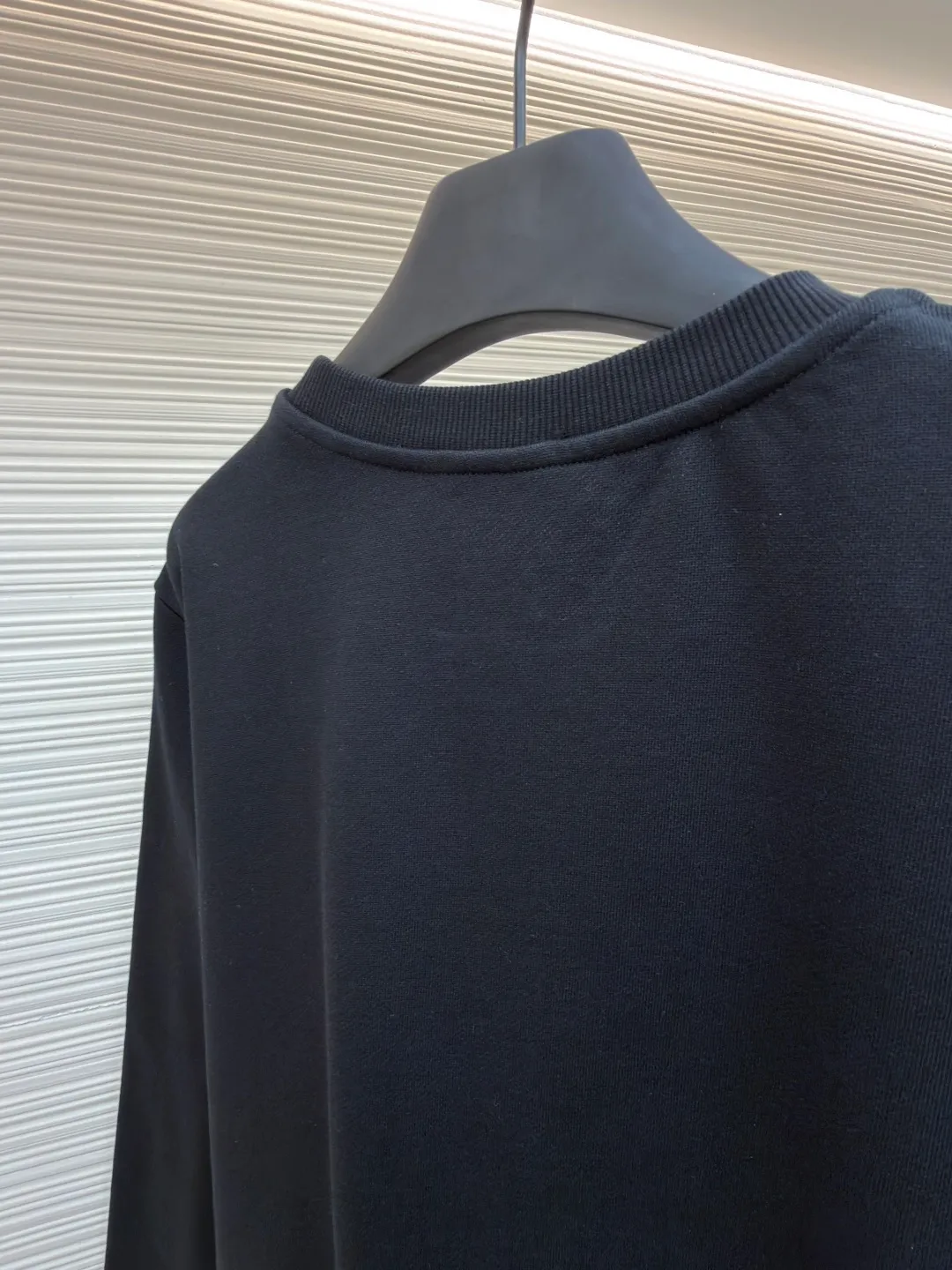 P340 Moncler round neck pullover printed casual long-sleeved sweatshirt ●Original version: Purchased and developed by 3926 ●Item number: 1681947-A45 ●Fabric: combed cotton fabric ●Technology: Digital direct injection production ●Color: black ●Version: fitted version ●Weight: about 528 grams ●Size: S-M-L-XL ●Description: This MONCLER round-neck sweatshirt uses a fabric enzyme washing process: the fabric is gently washed with biological enzymes, which can not only clean the fabric impurities, but also soften the fiber texture, making the sweatshirt more skin-friendly and soft, while retaining the stiffness of the fabric itself, making it less likely to deform after long-term wear. The printing part uses digital direct-injection technology: the pattern accurately restores the detailed texture of the brand logo, the color is delicate and has strong adhesion, and it is not easy to fade or crack after washing; the direct-injection process allows the printing to be highly integrated with the fabric without producing a stiff gluey feel, taking into account both aesthetics and wearing comfort. Thanks to the combination of craftsmanship, the clothes not only have a high-end texture, but also take into account the durability of daily wear. It is recommended to hand wash to better maintain the craftsmanship effect. The overall wiring is straight and delicate, the fabric is comfortable and soft, and the color is consistent without color difference. It can be matched with the same style to create a fashionable look and control various occasions. Customized accessories, complete with three standards, same style for men and women!