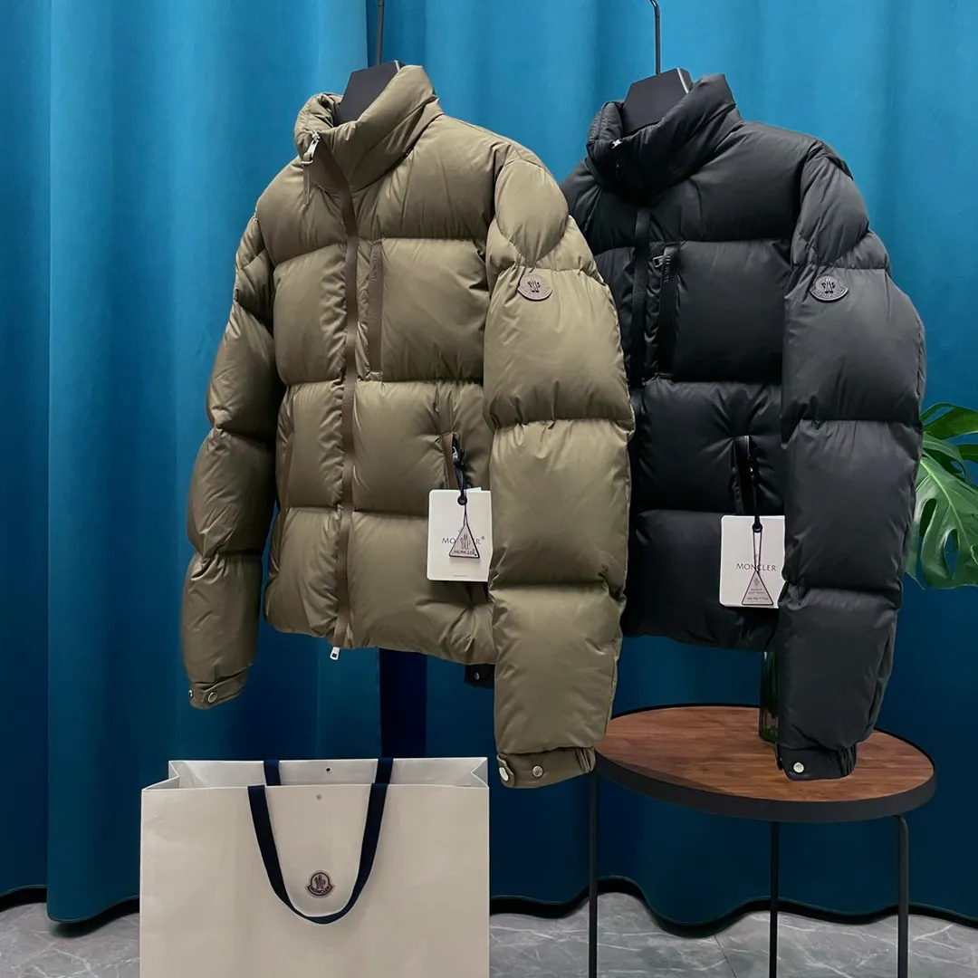 P980 Moncler➡️Mask New Besbre🦢Goose down stand-up collar lambskin windproof strip down jacket, down jacket, same style for men and women MONCLER muzzle 2023 new design of explosive head, fashionable and versatile, comfortable and breathable, hidden hood muzzled down jacket~Support NFC chip sensor. Available simultaneously on the official website! This down jacket has a great sense of design and looks. You can buy it directly due to quality control. It’s a high-end product that you can’t go wrong with! Simple and elegant design ~ and engraved with the brand's 1ogo letters ~ the overall design makes this dress unique! It is made of imported technical fabrics and is filled with 90% white goose down. The texture and shape of the fabric are exquisite. You can feel its strong aura through the detailed pictures. It also has superior handsomeness and thermal insulation performance. It can be easily worn in various occasions! With polythermal insulation, you don’t have to worry about a little chill! The placket is designed with a leather zipper, which is both fashionable and functional. It not only highlights the shape but also keeps warm. The leather pocket design makes the whole style more luxurious!