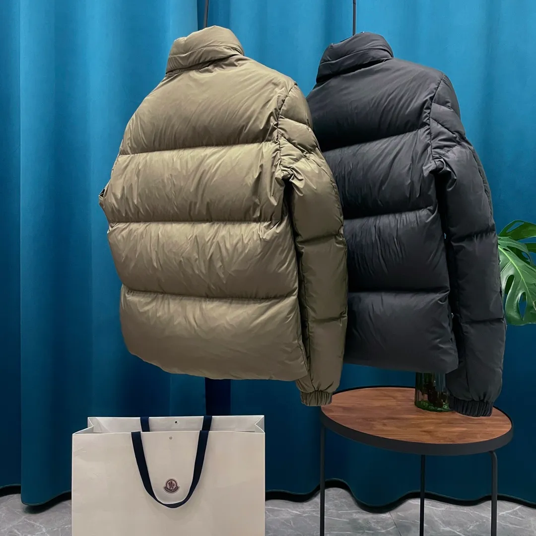 P980 Moncler➡️Mask New Besbre🦢Goose down stand-up collar lambskin windproof strip down jacket, down jacket, same style for men and women MONCLER muzzle 2023 new design of explosive head, fashionable and versatile, comfortable and breathable, hidden hood muzzled down jacket~Support NFC chip sensor. Available simultaneously on the official website! This down jacket has a great sense of design and looks. You can buy it directly due to quality control. It’s a high-end product that you can’t go wrong with! Simple and elegant design ~ and engraved with the brand's 1ogo letters ~ the overall design makes this dress unique! It is made of imported technical fabrics and is filled with 90% white goose down. The texture and shape of the fabric are exquisite. You can feel its strong aura through the detailed pictures. It also has superior handsomeness and thermal insulation performance. It can be easily worn in various occasions! With polythermal insulation, you don’t have to worry about a little chill! The placket is designed with a leather zipper, which is both fashionable and functional. It not only highlights the shape but also keeps warm. The leather pocket design makes the whole style more luxurious!