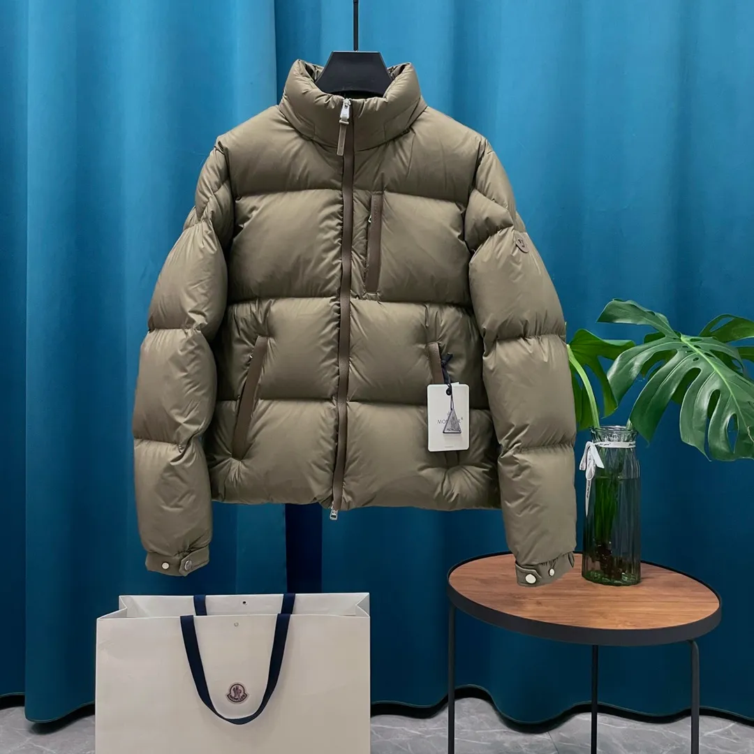 P980 Moncler➡️Mask New Besbre🦢Goose down stand-up collar lambskin windproof strip down jacket, down jacket, same style for men and women MONCLER muzzle 2023 new design of explosive head, fashionable and versatile, comfortable and breathable, hidden hood muzzled down jacket~Support NFC chip sensor. Available simultaneously on the official website! This down jacket has a great sense of design and looks. You can buy it directly due to quality control. It’s a high-end product that you can’t go wrong with! Simple and elegant design ~ and engraved with the brand's 1ogo letters ~ the overall design makes this dress unique! It is made of imported technical fabrics and is filled with 90% white goose down. The texture and shape of the fabric are exquisite. You can feel its strong aura through the detailed pictures. It also has superior handsomeness and thermal insulation performance. It can be easily worn in various occasions! With polythermal insulation, you don’t have to worry about a little chill! The placket is designed with a leather zipper, which is both fashionable and functional. It not only highlights the shape but also keeps warm. The leather pocket design makes the whole style more luxurious!