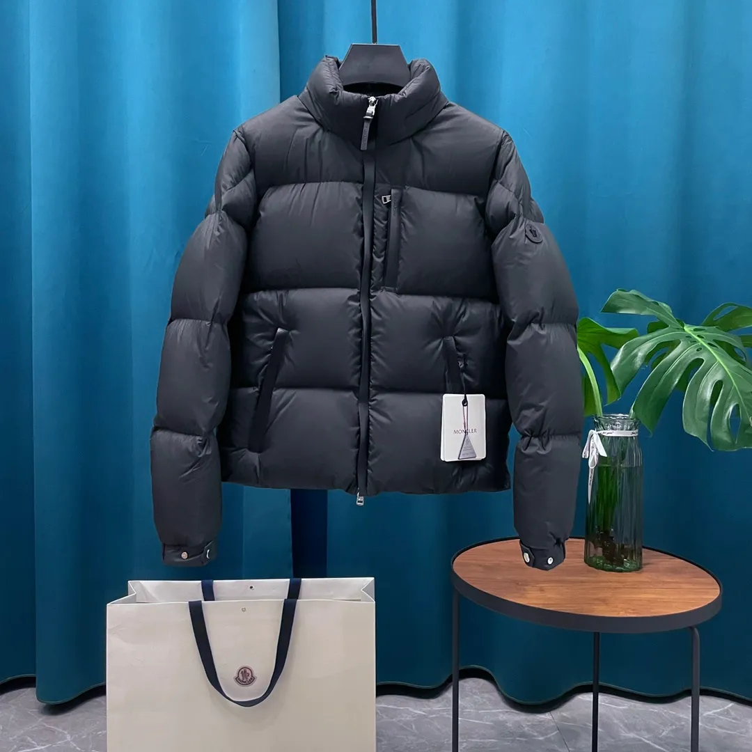 P980 Moncler➡️Mask New Besbre🦢Goose down stand-up collar lambskin windproof strip down jacket, down jacket, same style for men and women MONCLER muzzle 2023 new design of explosive head, fashionable and versatile, comfortable and breathable, hidden hood muzzled down jacket~Support NFC chip sensor. Available simultaneously on the official website! This down jacket has a great sense of design and looks. You can buy it directly due to quality control. It’s a high-end product that you can’t go wrong with! Simple and elegant design ~ and engraved with the brand's 1ogo letters ~ the overall design makes this dress unique! It is made of imported technical fabrics and is filled with 90% white goose down. The texture and shape of the fabric are exquisite. You can feel its strong aura through the detailed pictures. It also has superior handsomeness and thermal insulation performance. It can be easily worn in various occasions! With polythermal insulation, you don’t have to worry about a little chill! The placket is designed with a leather zipper, which is both fashionable and functional. It not only highlights the shape but also keeps warm. The leather pocket design makes the whole style more luxurious!