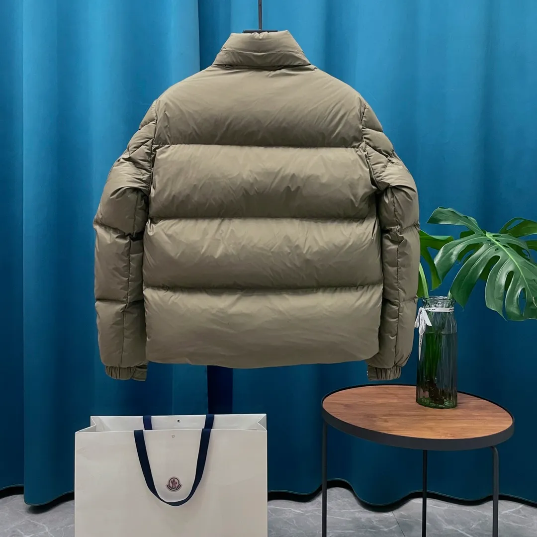 P980 Moncler➡️Mask New Besbre🦢Goose down stand-up collar lambskin windproof strip down jacket, down jacket, same style for men and women MONCLER muzzle 2023 new design of explosive head, fashionable and versatile, comfortable and breathable, hidden hood muzzled down jacket~Support NFC chip sensor. Available simultaneously on the official website! This down jacket has a great sense of design and looks. You can buy it directly due to quality control. It’s a high-end product that you can’t go wrong with! Simple and elegant design ~ and engraved with the brand's 1ogo letters ~ the overall design makes this dress unique! It is made of imported technical fabrics and is filled with 90% white goose down. The texture and shape of the fabric are exquisite. You can feel its strong aura through the detailed pictures. It also has superior handsomeness and thermal insulation performance. It can be easily worn in various occasions! With polythermal insulation, you don’t have to worry about a little chill! The placket is designed with a leather zipper, which is both fashionable and functional. It not only highlights the shape but also keeps warm. The leather pocket design makes the whole style more luxurious!