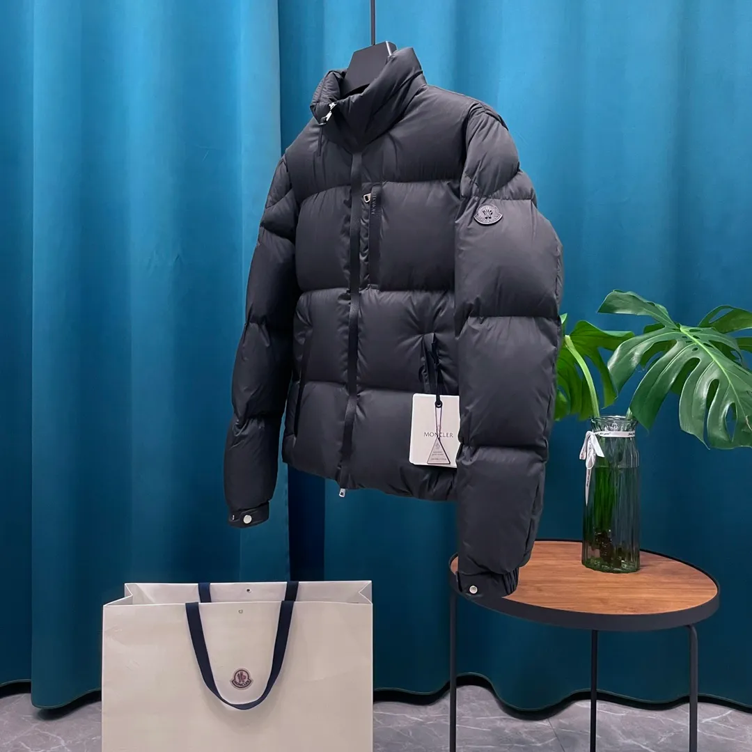 P980 Moncler➡️Mask New Besbre🦢Goose down stand-up collar lambskin windproof strip down jacket, down jacket, same style for men and women MONCLER muzzle 2023 new design of explosive head, fashionable and versatile, comfortable and breathable, hidden hood muzzled down jacket~Support NFC chip sensor. Available simultaneously on the official website! This down jacket has a great sense of design and looks. You can buy it directly due to quality control. It’s a high-end product that you can’t go wrong with! Simple and elegant design ~ and engraved with the brand's 1ogo letters ~ the overall design makes this dress unique! It is made of imported technical fabrics and is filled with 90% white goose down. The texture and shape of the fabric are exquisite. You can feel its strong aura through the detailed pictures. It also has superior handsomeness and thermal insulation performance. It can be easily worn in various occasions! With polythermal insulation, you don’t have to worry about a little chill! The placket is designed with a leather zipper, which is both fashionable and functional. It not only highlights the shape but also keeps warm. The leather pocket design makes the whole style more luxurious!