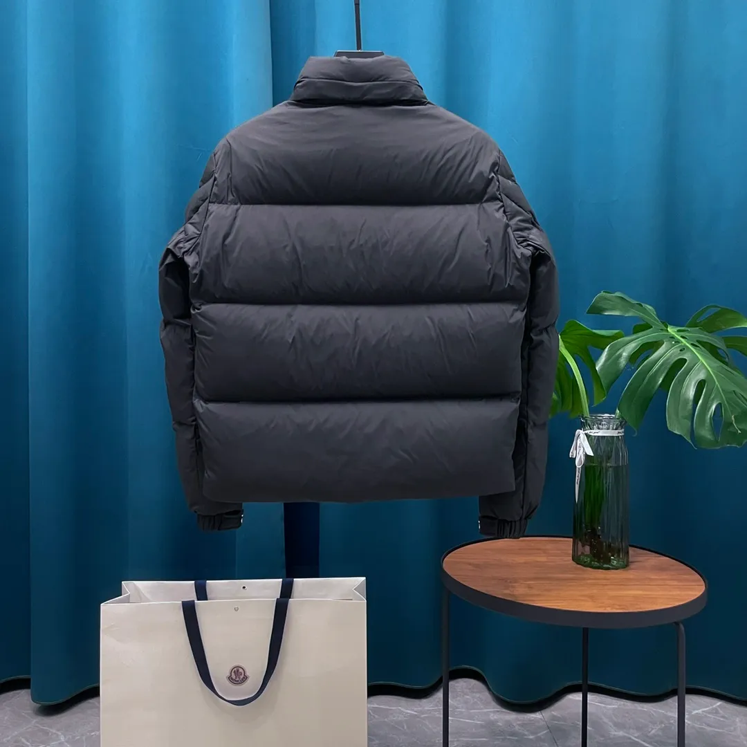 P980 Moncler➡️Mask New Besbre🦢Goose down stand-up collar lambskin windproof strip down jacket, down jacket, same style for men and women MONCLER muzzle 2023 new design of explosive head, fashionable and versatile, comfortable and breathable, hidden hood muzzled down jacket~Support NFC chip sensor. Available simultaneously on the official website! This down jacket has a great sense of design and looks. You can buy it directly due to quality control. It’s a high-end product that you can’t go wrong with! Simple and elegant design ~ and engraved with the brand's 1ogo letters ~ the overall design makes this dress unique! It is made of imported technical fabrics and is filled with 90% white goose down. The texture and shape of the fabric are exquisite. You can feel its strong aura through the detailed pictures. It also has superior handsomeness and thermal insulation performance. It can be easily worn in various occasions! With polythermal insulation, you don’t have to worry about a little chill! The placket is designed with a leather zipper, which is both fashionable and functional. It not only highlights the shape but also keeps warm. The leather pocket design makes the whole style more luxurious!