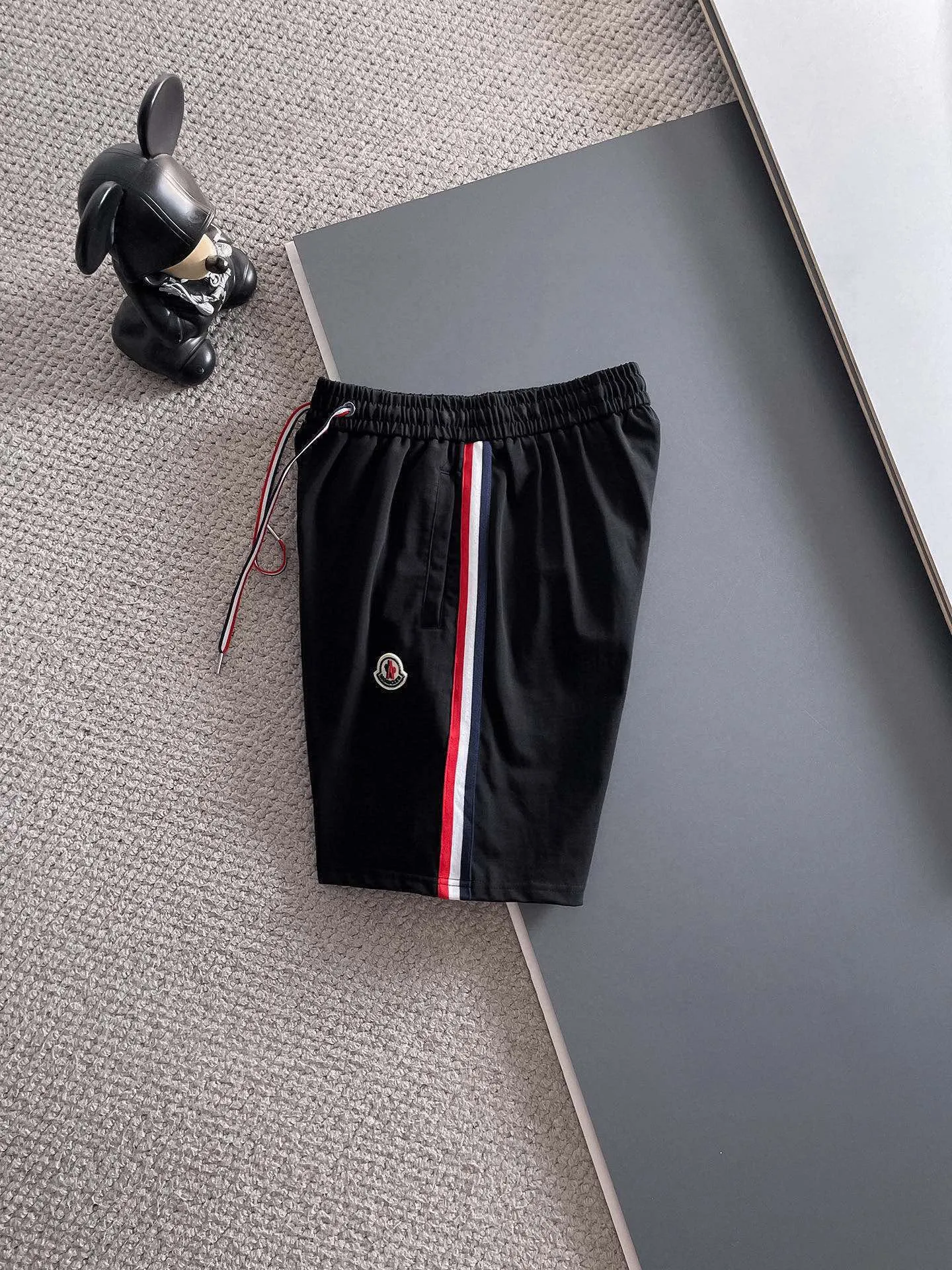 P560 Brand [MONCLER Mouth Covered] 2025 round neck short-sleeved shorts suit. The pure cotton fabric upper body will not be stuffy. The smooth and comfortable skin-friendly effect is more breathable. The fabric has its own texture. Classic logo technology. A new interpretation from a unique angle. Fashionable and versatile! Size: M-3XL (maximum wear: 190 pounds)