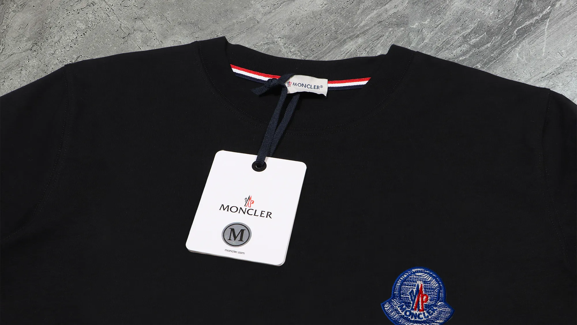 P210 High-version sweatshirt) [Long-term stock] 〖𝐌𝐎𝐍𝐂𝐋𝐄𝐑~Mask〗 Made of 440g heavy-weight fabric. It is different from the market currency. It can be matched with any variety and is properly handsome. 😎The whole dress is made of double waistcoats. The double waistcoats make the whole dress more three-dimensional. Not ordinary factories can do such fine work. 2025 Spring runway version of the T stage, on sale at the counter, round neck terry sweatshirt, high-end double-strand pure cotton, custom-made stretch ribs, dyed in the same vat, complete with three standards, matched with exquisite embroidered LOGO on the chest, simple and advanced, same style for men and women. Color: black, apricot, white, size: S M L XL 2XL