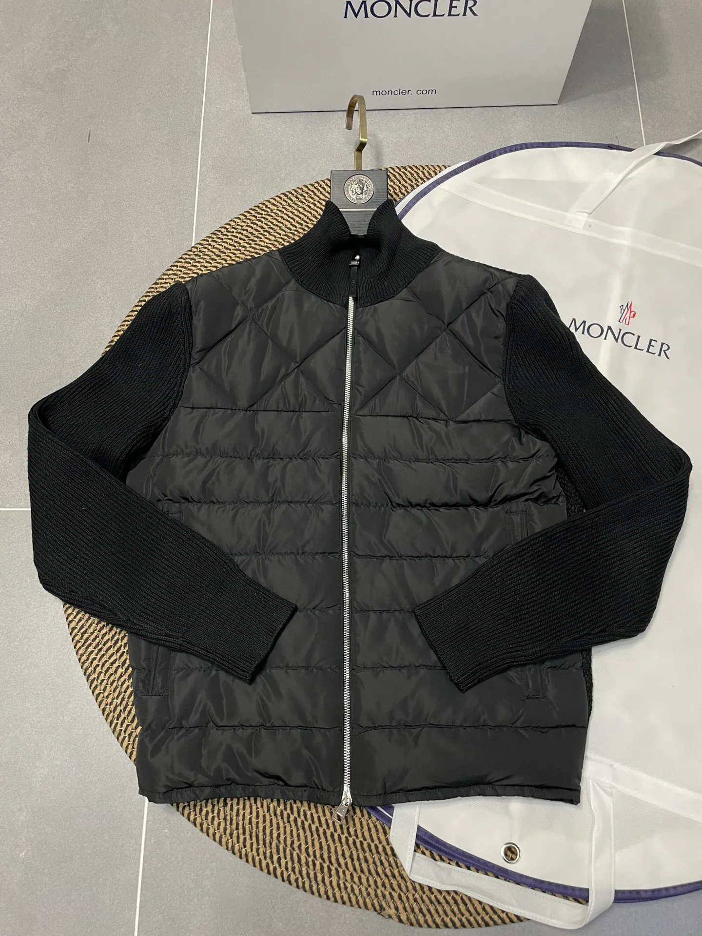 P660 Moncler men's knitted down splicing men's new style (black and beige two colors) ‼ ️Exclusive model, exclusive release‼ ️ Selling point: Down knitted splicing, the splicing is made of wool blended fabric!  Mengjia will release several types of sweaters and down at this time of the year. In fact, the sweater and down at the Mjia counter are classic and evergreen styles. They are all in basic style. They can be worn alone or matched inside, as a sweater. The main promotion of this kind of counter is beige, so most of them are beige. The front is down, and the back and both sleeves are made of wool blended fabric. The code number is MLXLXXL.
