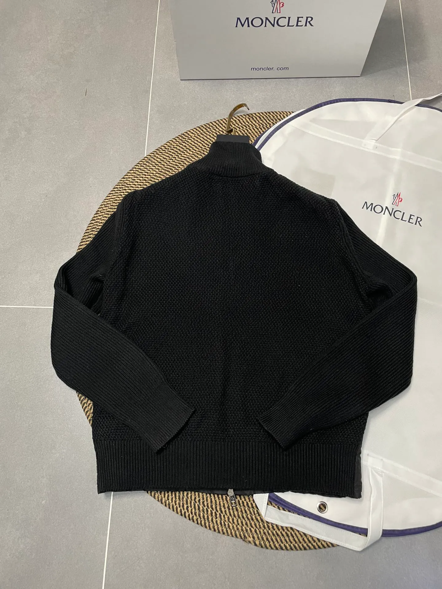 P660 Moncler men's knitted down splicing men's new style (black and beige two colors) ‼ ️Exclusive model, exclusive release‼ ️ Selling point: Down knitted splicing, the splicing is made of wool blended fabric!  Mengjia will release several types of sweaters and down at this time of the year. In fact, the sweater and down at the Mjia counter are classic and evergreen styles. They are all in basic style. They can be worn alone or matched inside, as a sweater. The main promotion of this kind of counter is beige, so most of them are beige. The front is down, and the back and both sleeves are made of wool blended fabric. The code number is MLXLXXL.