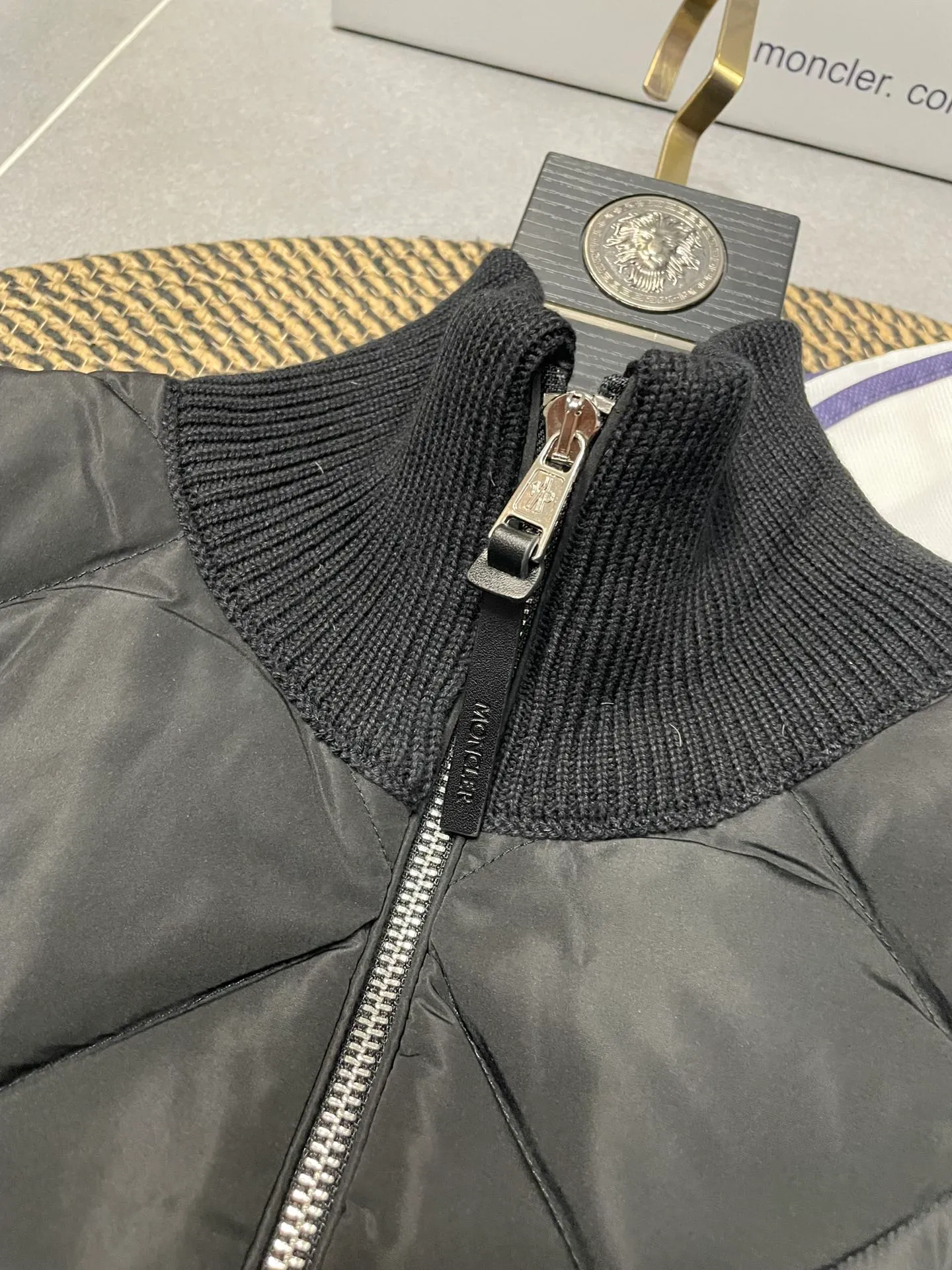 P660 Moncler men's knitted down splicing men's new style (black and beige two colors) ‼ ️Exclusive model, exclusive release‼ ️ Selling point: Down knitted splicing, the splicing is made of wool blended fabric!  Mengjia will release several types of sweaters and down at this time of the year. In fact, the sweater and down at the Mjia counter are classic and evergreen styles. They are all in basic style. They can be worn alone or matched inside, as a sweater. The main promotion of this kind of counter is beige, so most of them are beige. The front is down, and the back and both sleeves are made of wool blended fabric. The code number is MLXLXXL.