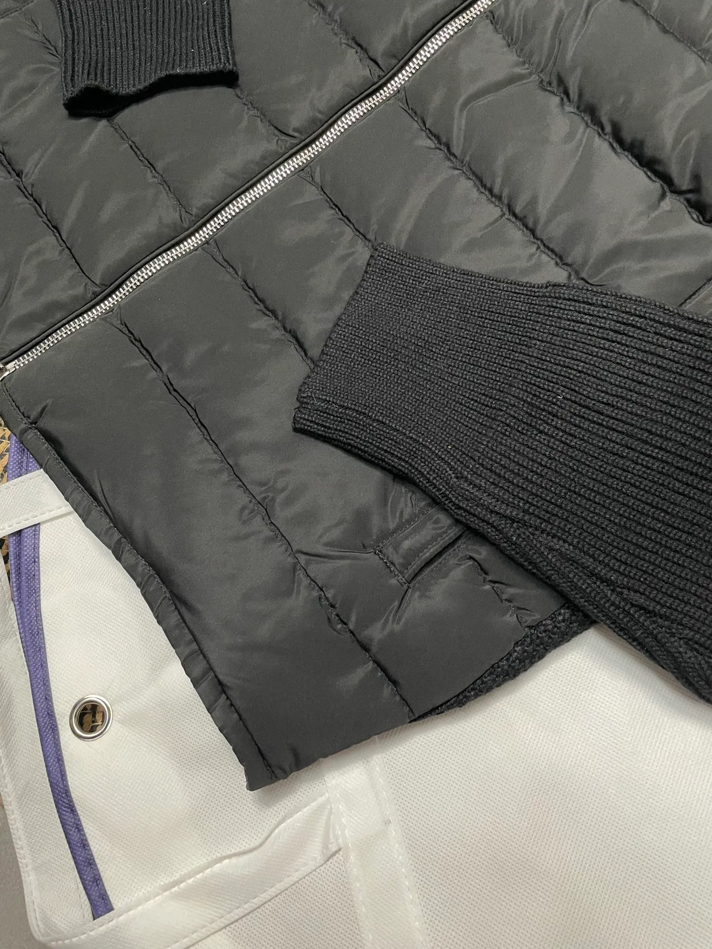P660 Moncler men's knitted down splicing men's new style (black and beige two colors) ‼ ️Exclusive model, exclusive release‼ ️ Selling point: Down knitted splicing, the splicing is made of wool blended fabric!  Mengjia will release several types of sweaters and down at this time of the year. In fact, the sweater and down at the Mjia counter are classic and evergreen styles. They are all in basic style. They can be worn alone or matched inside, as a sweater. The main promotion of this kind of counter is beige, so most of them are beige. The front is down, and the back and both sleeves are made of wool blended fabric. The code number is MLXLXXL.