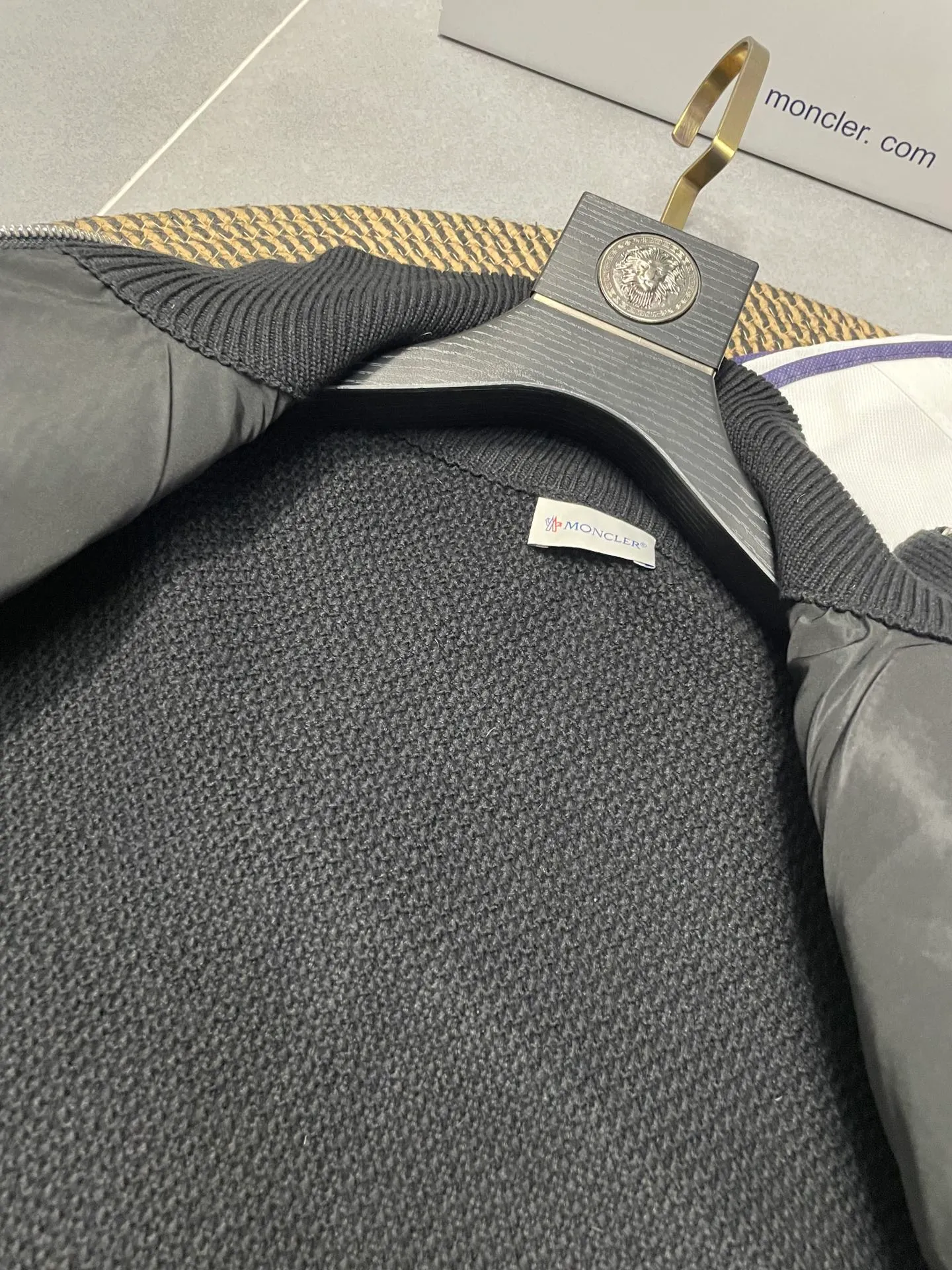 P660 Moncler men's knitted down splicing men's new style (black and beige two colors) ‼ ️Exclusive model, exclusive release‼ ️ Selling point: Down knitted splicing, the splicing is made of wool blended fabric!  Mengjia will release several types of sweaters and down at this time of the year. In fact, the sweater and down at the Mjia counter are classic and evergreen styles. They are all in basic style. They can be worn alone or matched inside, as a sweater. The main promotion of this kind of counter is beige, so most of them are beige. The front is down, and the back and both sleeves are made of wool blended fabric. The code number is MLXLXXL.