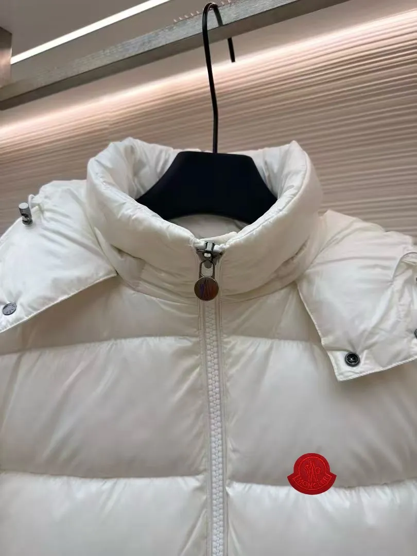 P720 MONCLER Meng Mouth Maya Down Jacket: Color/off-white, black Size: M. L. Zipper pendant with custom logo Fabric: 400D bright nylon, anti-fouling, anti-wrinkle, waterproof and windproof, very wear-resistant, breathable and comfortable.           Embroidery: Straight lines, smooth curves, dense and neat stitches, no jagged edges, flat embroidery surface, no skewed threads, consistent stitch length, no bottom exposed, no overlap, smooth embroidery surface, no ink marks and other stains. Advanced imported embroidery machines are used to ensure embroidery quality.