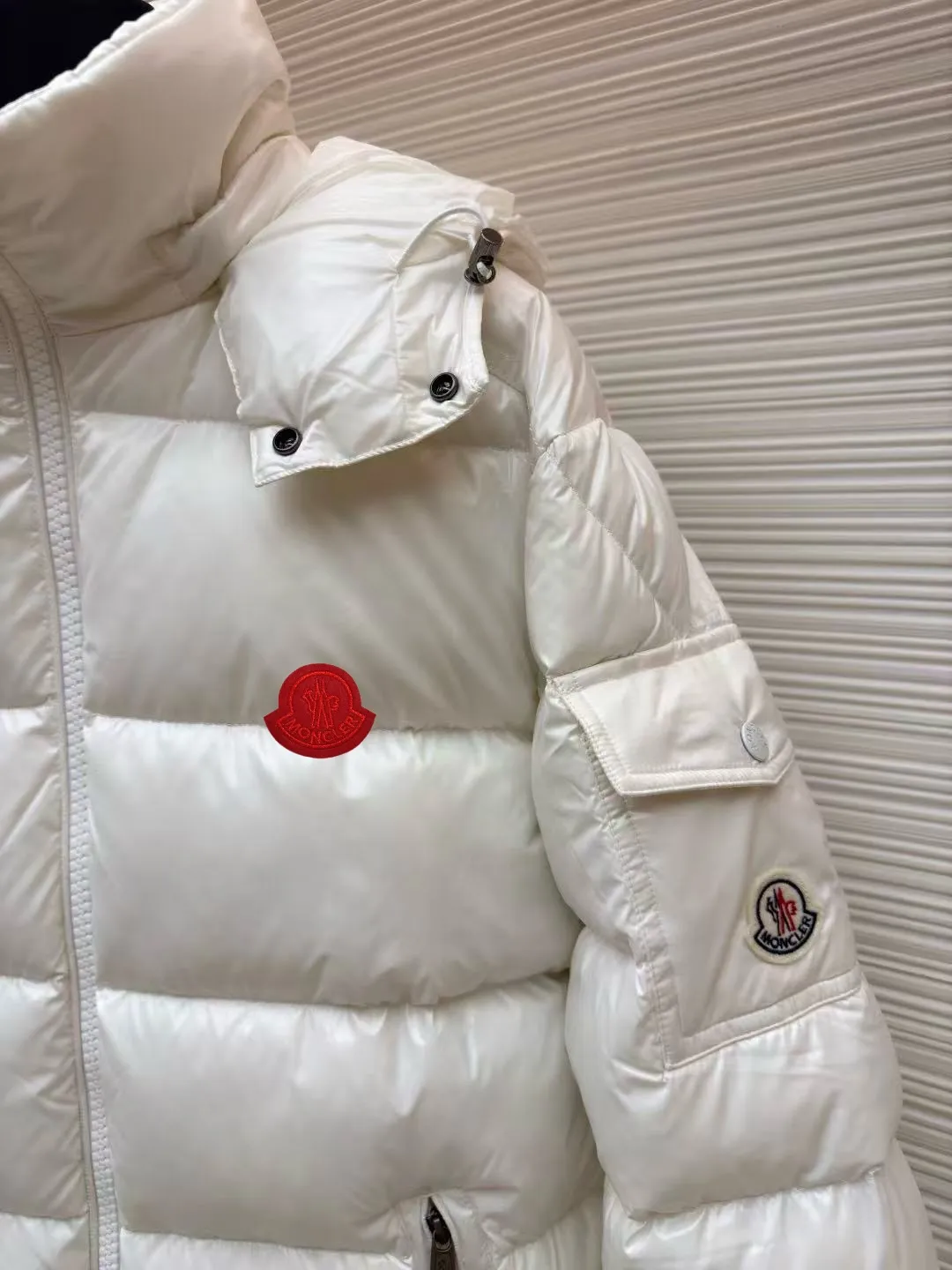 P720 MONCLER Meng Mouth Maya Down Jacket: Color/off-white, black Size: M. L. Zipper pendant with custom logo Fabric: 400D bright nylon, anti-fouling, anti-wrinkle, waterproof and windproof, very wear-resistant, breathable and comfortable.           Embroidery: Straight lines, smooth curves, dense and neat stitches, no jagged edges, flat embroidery surface, no skewed threads, consistent stitch length, no bottom exposed, no overlap, smooth embroidery surface, no ink marks and other stains. Advanced imported embroidery machines are used to ensure embroidery quality.