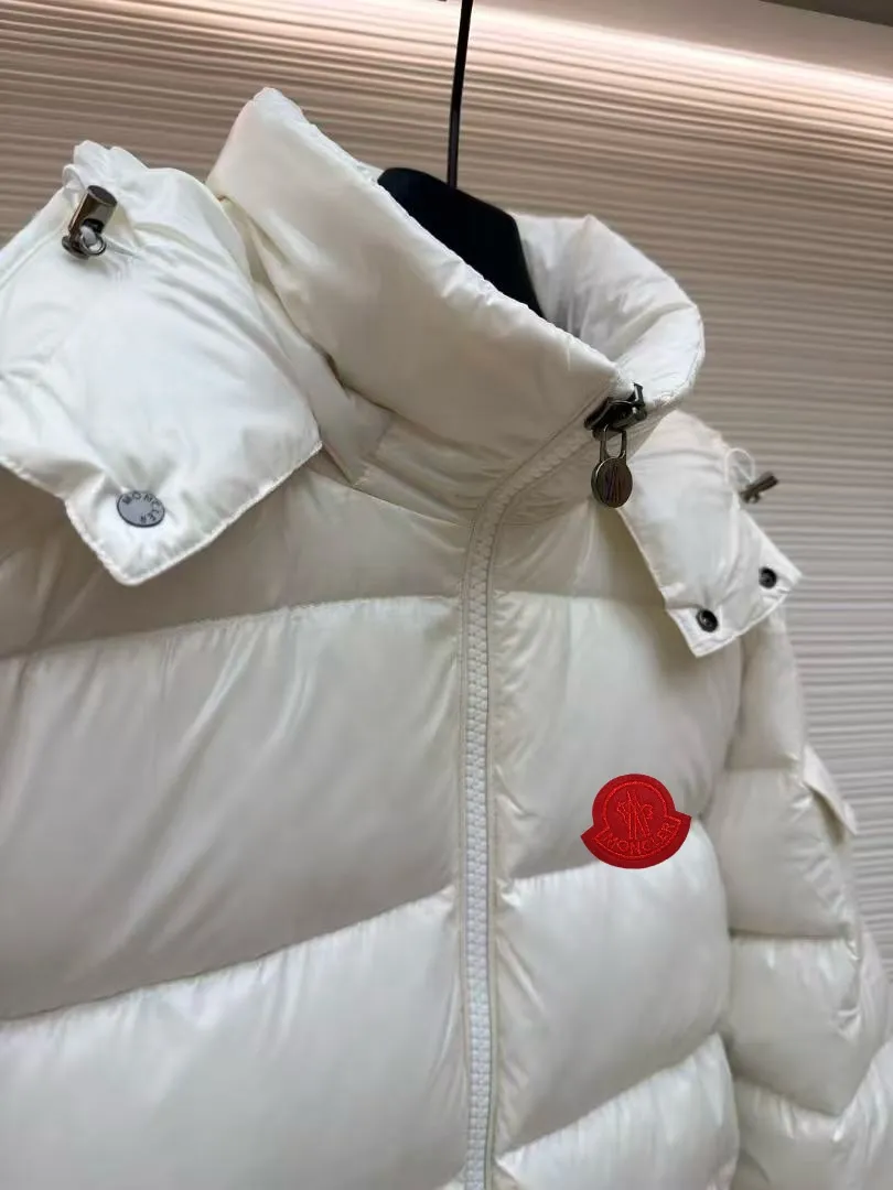 P720 MONCLER Meng Mouth Maya Down Jacket: Color/off-white, black Size: M. L. Zipper pendant with custom logo Fabric: 400D bright nylon, anti-fouling, anti-wrinkle, waterproof and windproof, very wear-resistant, breathable and comfortable.           Embroidery: Straight lines, smooth curves, dense and neat stitches, no jagged edges, flat embroidery surface, no skewed threads, consistent stitch length, no bottom exposed, no overlap, smooth embroidery surface, no ink marks and other stains. Advanced imported embroidery machines are used to ensure embroidery quality.
