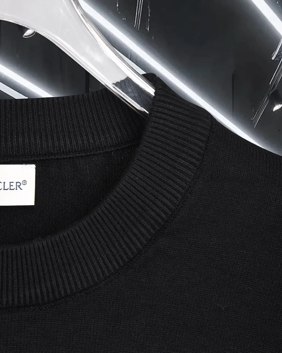 P230 MONCLER/Muzzled 2025Fw Classic chest badge logo letter logo Simple casual pullover sweater Imported wool blended fabric Upgraded, inspired by the 1980s retro Original fabric Official same style Round neck Long sleeve Suit Customized mesh sweater knitted fabric Very comfortable feel The latest brick cabinet synchronization in spring and summer Fashionable and individual Super versatile and good-looking style Very suitable for both men and women A must-have style Tag Collar tag Washed wheat Complete with three standards Color: Black. White. Gray. Size: M-3XL