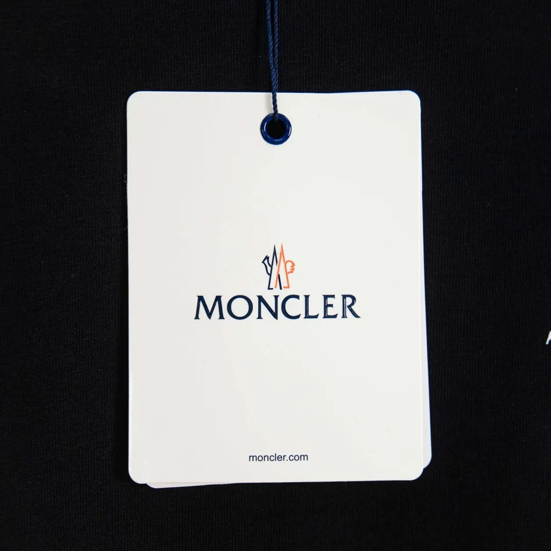 P190 💰 zp version [exclusive supply] MONCLER/muzzled 300g round neck short-sleeved T-shirt brand classic color matching double-sided letter LOGO embossed process official synchronization high version high quality fashion personality versatile trend pure original quality original fabric hang tag collar label washed wheat three standard complete color: black. white. Size: S M L XL XXL No.: WS10019