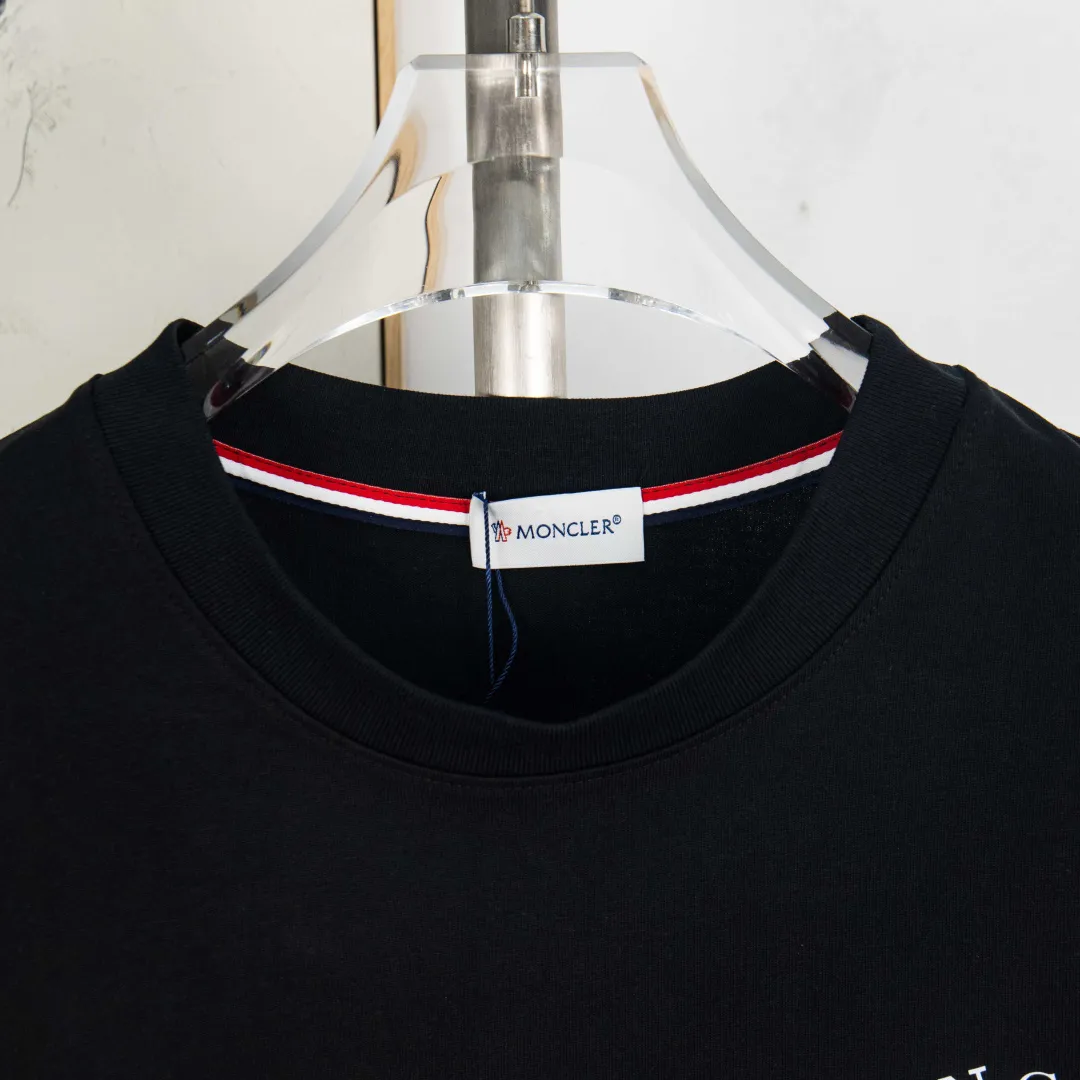 P190 💰 zp version [exclusive supply] MONCLER/muzzled 300g round neck short-sleeved T-shirt brand classic color matching double-sided letter LOGO embossed process official synchronization high version high quality fashion personality versatile trend pure original quality original fabric hang tag collar label washed wheat three standard complete color: black. white. Size: S M L XL XXL No.: WS10019