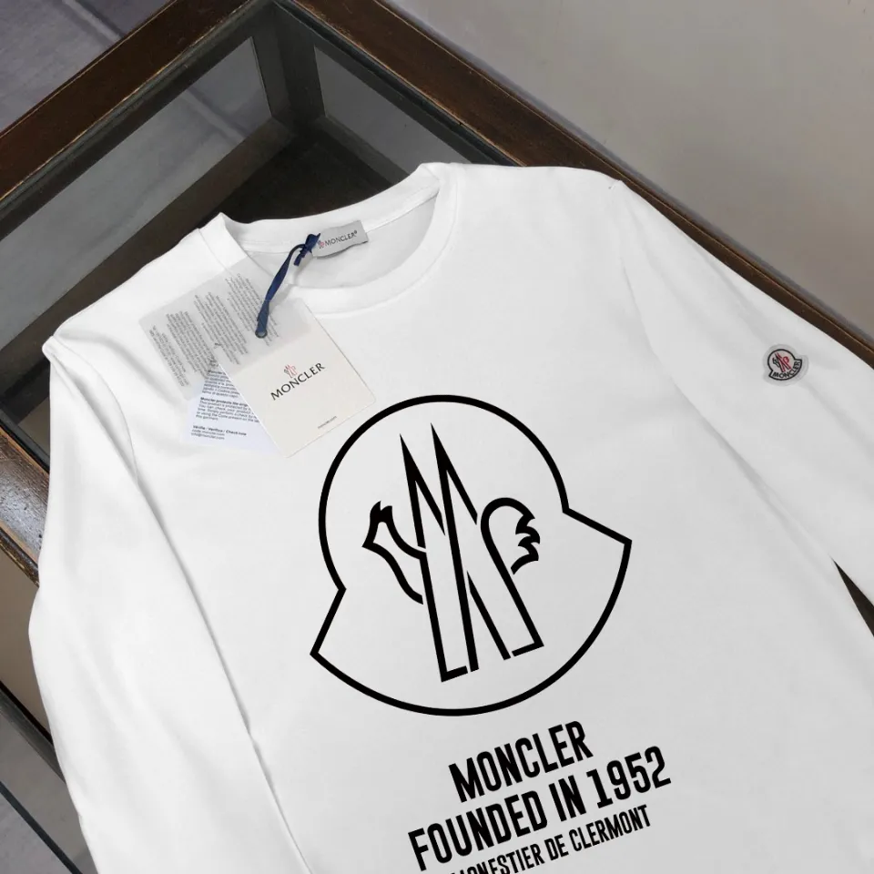 P180, a non-off-the-shelf model, you can trust it. Moncler printed long-sleeved T-shirt, 240g breathable cotton fabric, very soft and comfortable texture, does not shrink, does not deform, does not ball), can be worn alone as a base layer. Original customized accessories, collar label, care mark, hangtag, packaging (perfect details) Color: White Black Size: XS S M L