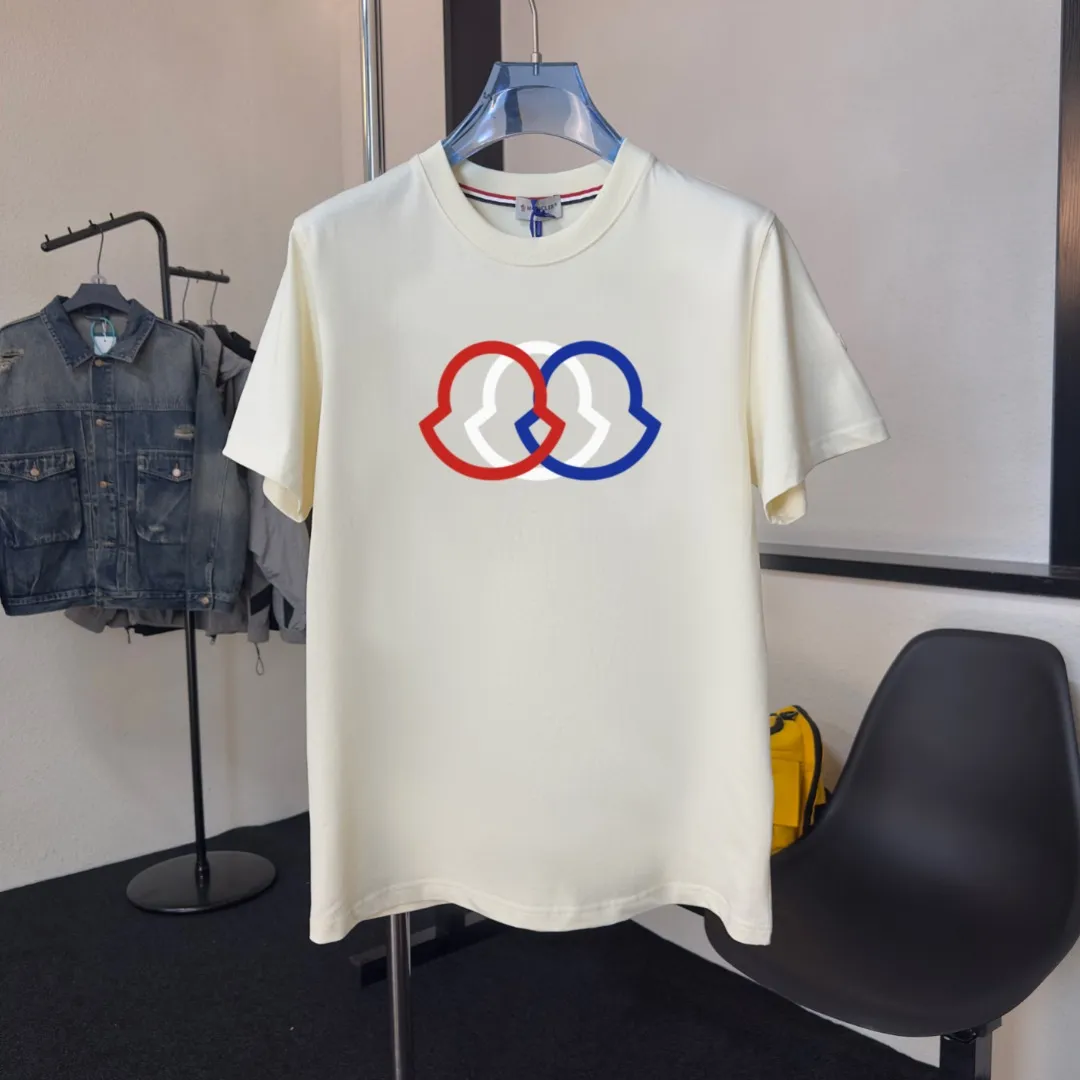 P140 Upgraded version "Mobile phone smart sensor ~ NFC chip armband ~ Direct access to the official website for anti-counterfeiting" "Moncler ~ Mouth Mouth" 2025 new high-quality round neck short-sleeved T-shirt. The cuffs have imported embroidered labels. Customized dyeing, very comfortable to touch. Super versatile and good-looking short-sleeved. Complete with three labels. Non-market ordinary version. Feel free to compare. Quality is absolutely guaranteed! ‼ First of all, this original fabric is all custom-woven with 32-count double yarn fabric, 250G, and the weight is the same‼ Fine workmanship, double waistcoat method, double waistcoat method, double waistcoat method makes the whole dress more three-dimensional, which is not a craft that ordinary T-shirts can achieve🤪 Size: S-M-L-XL-2XL Color: black, white, apricot, same style for men and women