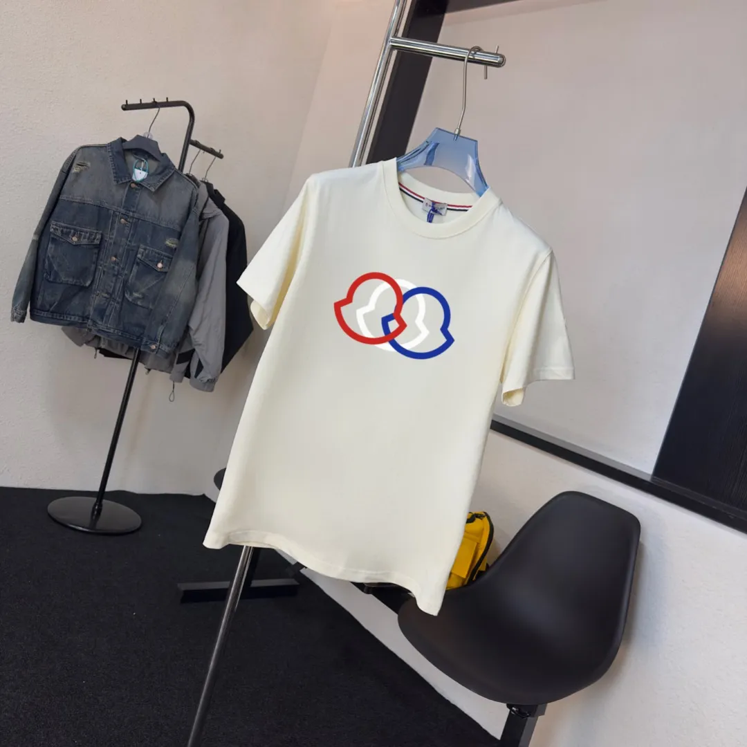 P140 Upgraded version "Mobile phone smart sensor ~ NFC chip armband ~ Direct access to the official website for anti-counterfeiting" "Moncler ~ Mouth Mouth" 2025 new high-quality round neck short-sleeved T-shirt. The cuffs have imported embroidered labels. Customized dyeing, very comfortable to touch. Super versatile and good-looking short-sleeved. Complete with three labels. Non-market ordinary version. Feel free to compare. Quality is absolutely guaranteed! ‼ First of all, this original fabric is all custom-woven with 32-count double yarn fabric, 250G, and the weight is the same‼ Fine workmanship, double waistcoat method, double waistcoat method, double waistcoat method makes the whole dress more three-dimensional, which is not a craft that ordinary T-shirts can achieve🤪 Size: S-M-L-XL-2XL Color: black, white, apricot, same style for men and women