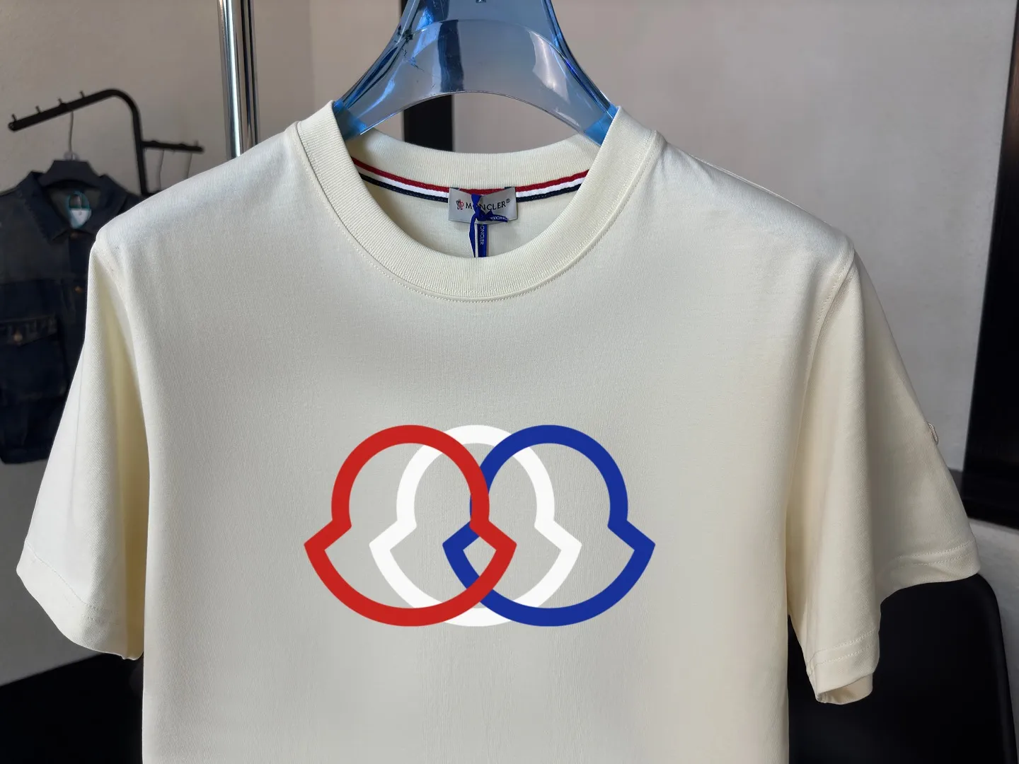 P140 Upgraded version "Mobile phone smart sensor ~ NFC chip armband ~ Direct access to the official website for anti-counterfeiting" "Moncler ~ Mouth Mouth" 2025 new high-quality round neck short-sleeved T-shirt. The cuffs have imported embroidered labels. Customized dyeing, very comfortable to touch. Super versatile and good-looking short-sleeved. Complete with three labels. Non-market ordinary version. Feel free to compare. Quality is absolutely guaranteed! ‼ First of all, this original fabric is all custom-woven with 32-count double yarn fabric, 250G, and the weight is the same‼ Fine workmanship, double waistcoat method, double waistcoat method, double waistcoat method makes the whole dress more three-dimensional, which is not a craft that ordinary T-shirts can achieve🤪 Size: S-M-L-XL-2XL Color: black, white, apricot, same style for men and women
