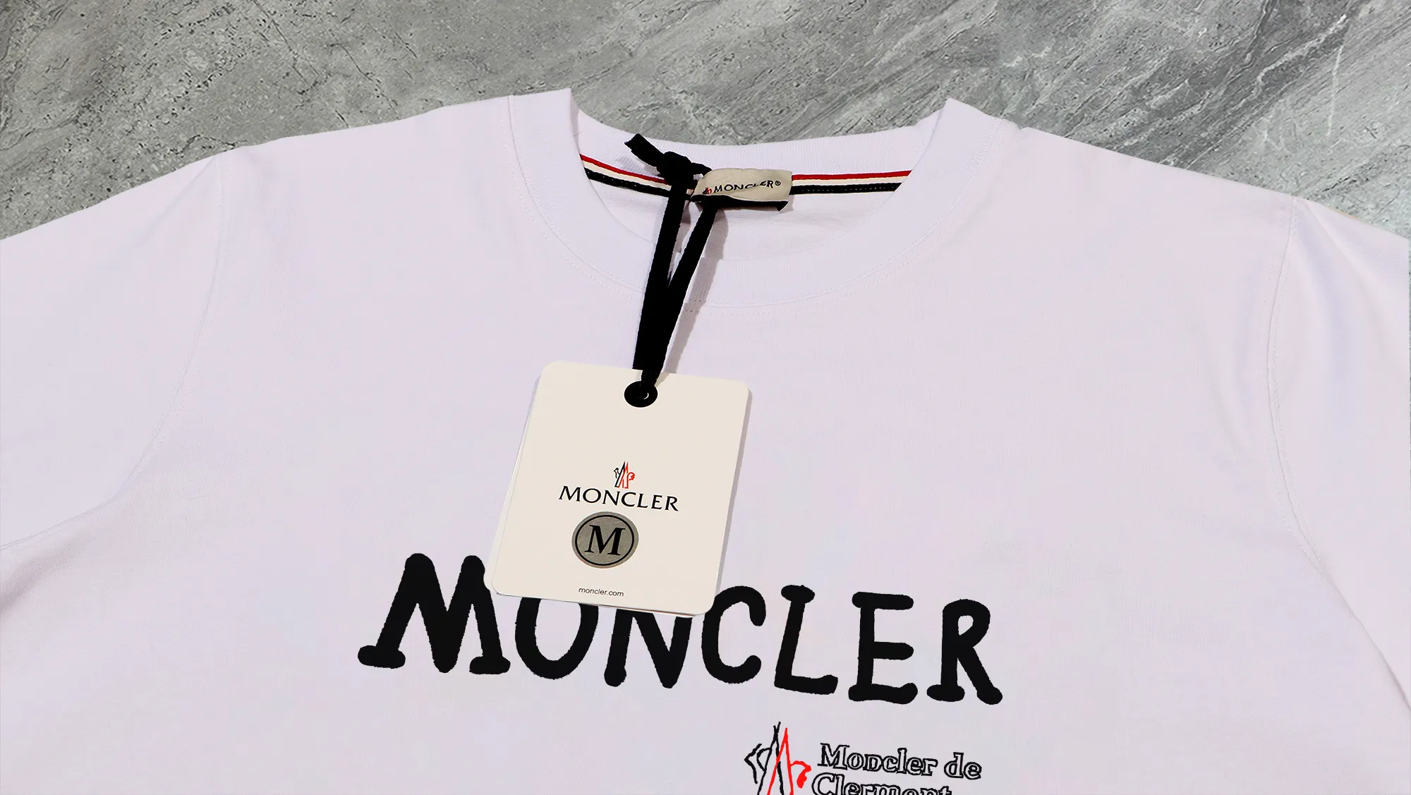 P140 Upgraded version "Mobile phone smart sensor ~ NFC chip armband ~ Direct access to the official website for anti-counterfeiting" "Moncler ~ Mouth Mouth" 2025 new high-quality round neck short-sleeved T-shirt. The cuffs have imported embroidered labels. Customized dyeing, very comfortable to touch. Super versatile and good-looking short-sleeved. Complete with three labels. Non-market ordinary version. Feel free to compare. Quality is absolutely guaranteed! ‼ First of all, this original fabric is all custom-woven with 32-count double yarn fabric, 250G, and the weight is the same‼ Fine workmanship, double waistcoat method, double waistcoat method, double waistcoat method makes the whole dress more three-dimensional, which is not a craft that ordinary T-shirts can achieve🤪 Size: S-M-L-XL-2XL Color: black, white, apricot, same style for men and women