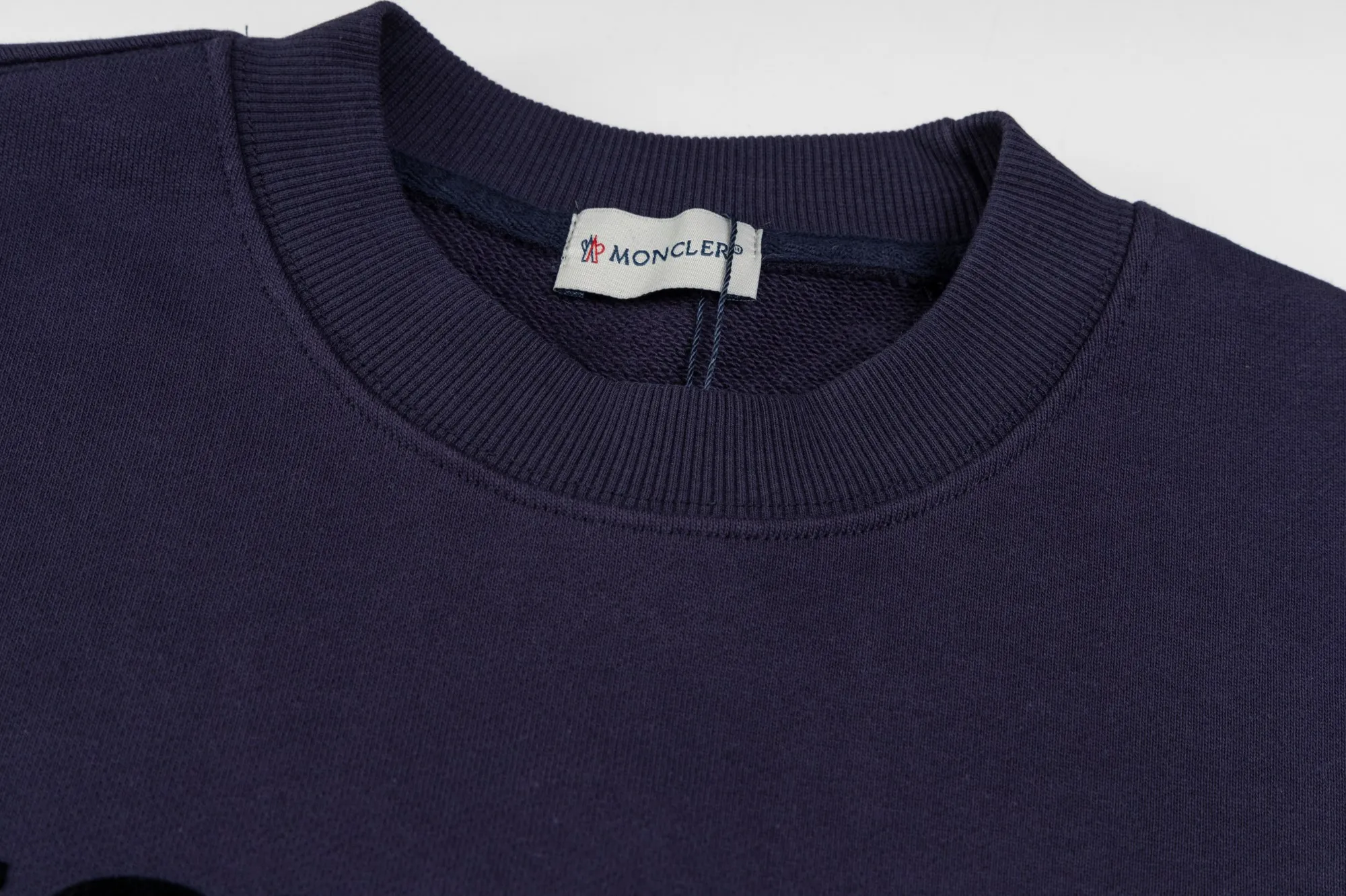 P220 model number SL213 MONCLER masked flocked letter small label round neck sweatshirt, black and hidden two colors, the fabric is made of 400g terry, high weight 95 cotton 5 hydrogen fiber 1×1 double yarn, it will not deform after washing for a lifetime, the same style for men and women, the official website details are the same, full set of packaging, complete three labels, moisture-proof paper, different market currency, feel free to compare OS version, can wear up to 220 pounds without pressure, the upper body is comfortable and stylish, color: black, hidden Size: S-XL
