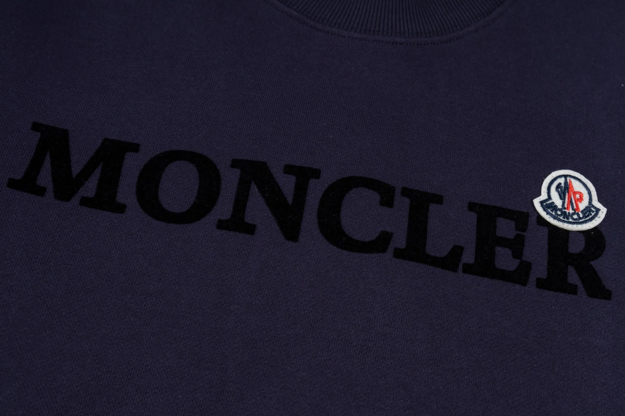 P220 model number SL213 MONCLER masked flocked letter small label round neck sweatshirt, black and hidden two colors, the fabric is made of 400g terry, high weight 95 cotton 5 hydrogen fiber 1×1 double yarn, it will not deform after washing for a lifetime, the same style for men and women, the official website details are the same, full set of packaging, complete three labels, moisture-proof paper, different market currency, feel free to compare OS version, can wear up to 220 pounds without pressure, the upper body is comfortable and stylish, color: black, hidden Size: S-XL