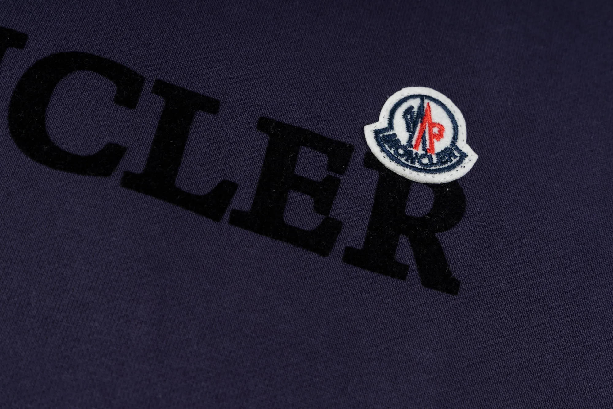 P220 model number SL213 MONCLER masked flocked letter small label round neck sweatshirt, black and hidden two colors, the fabric is made of 400g terry, high weight 95 cotton 5 hydrogen fiber 1×1 double yarn, it will not deform after washing for a lifetime, the same style for men and women, the official website details are the same, full set of packaging, complete three labels, moisture-proof paper, different market currency, feel free to compare OS version, can wear up to 220 pounds without pressure, the upper body is comfortable and stylish, color: black, hidden Size: S-XL