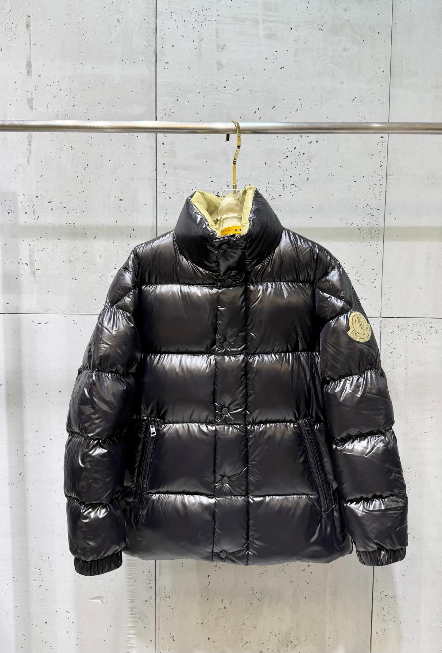P860 Moncler down jacket 2025 latest fashion designer down jacket. Every detail shows high-end craftsmanship. The design changes of structural tailoring show men's diverse image changes. It is slim and neat, and tailored to meet the current popular multi-layered wear. Versatile style for life. Code number: 12345.