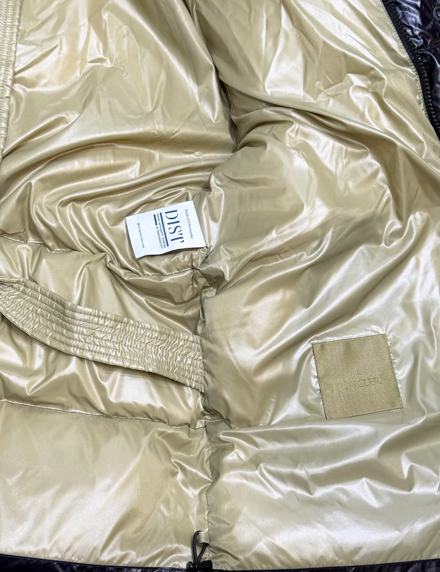 P860 Moncler down jacket 2025 latest fashion designer down jacket. Every detail shows high-end craftsmanship. The design changes of structural tailoring show men's diverse image changes. It is slim and neat, and tailored to meet the current popular multi-layered wear. Versatile style for life. Code number: 12345.
