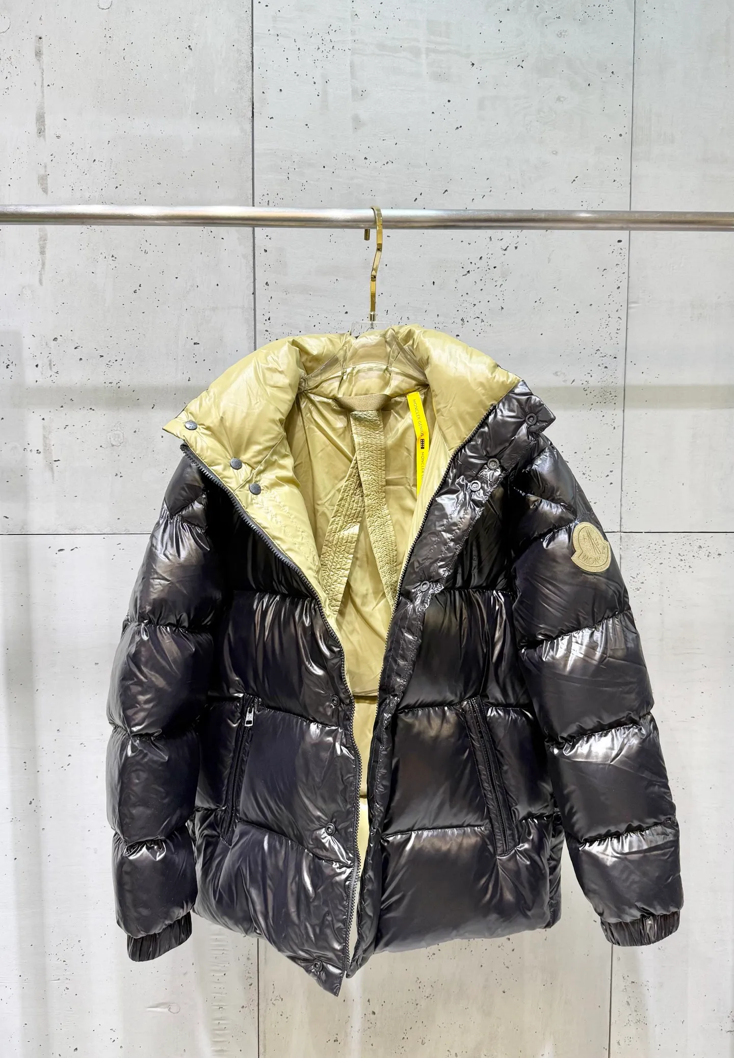 P860 Moncler down jacket 2025 latest fashion designer down jacket. Every detail shows high-end craftsmanship. The design changes of structural tailoring show men's diverse image changes. It is slim and neat, and tailored to meet the current popular multi-layered wear. Versatile style for life. Code number: 12345.
