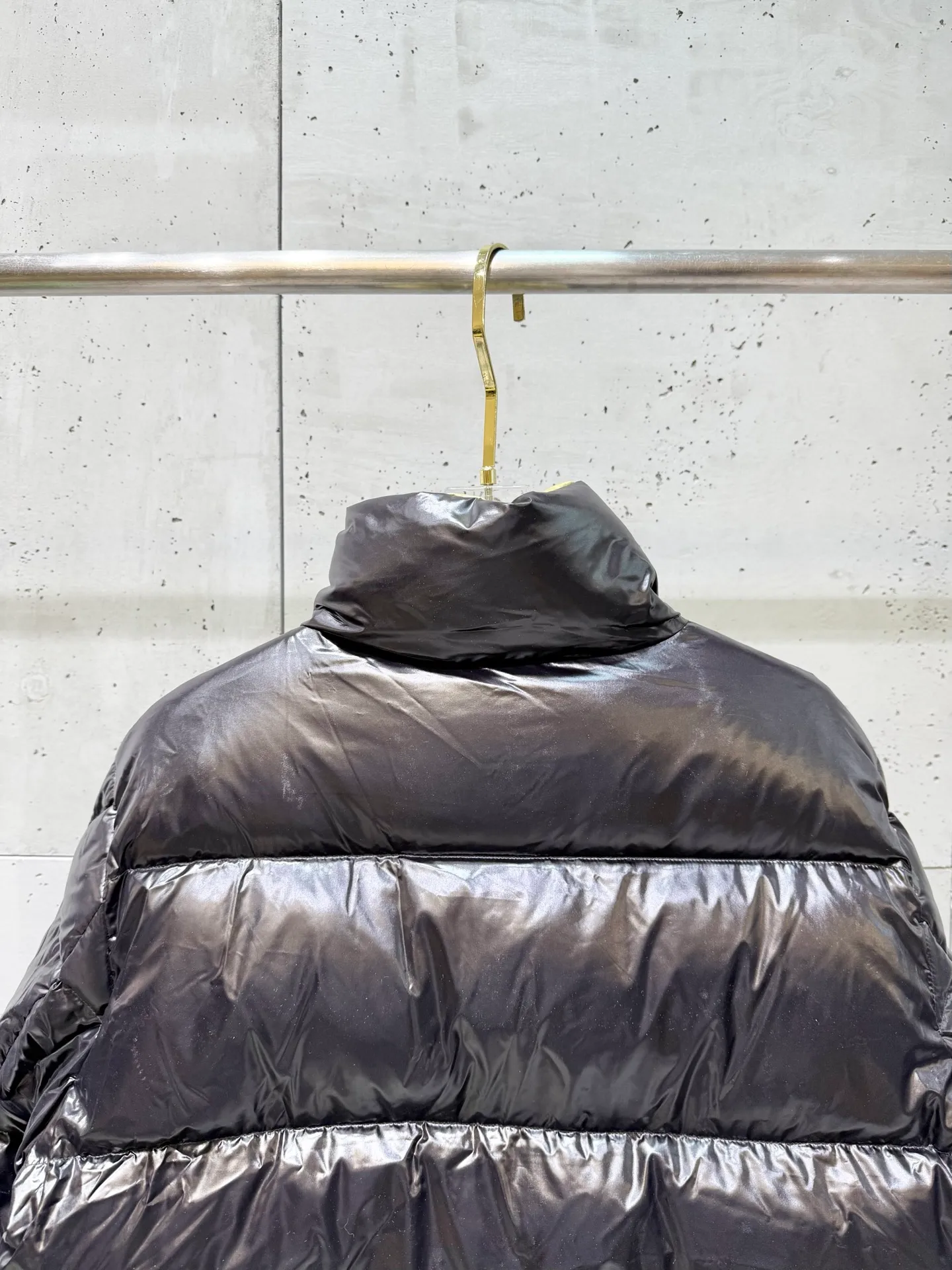 P860 Moncler down jacket 2025 latest fashion designer down jacket. Every detail shows high-end craftsmanship. The design changes of structural tailoring show men's diverse image changes. It is slim and neat, and tailored to meet the current popular multi-layered wear. Versatile style for life. Code number: 12345.