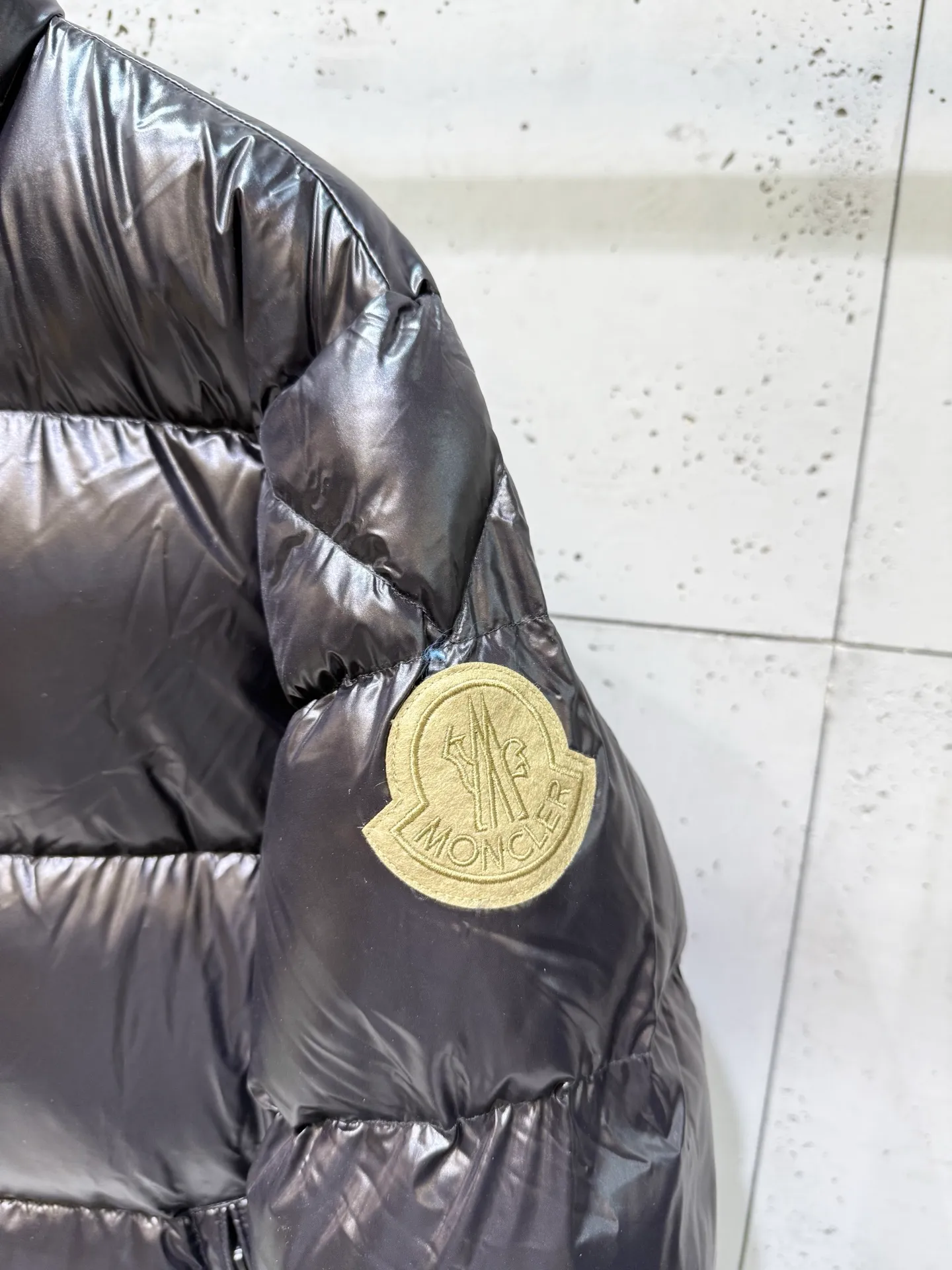 P860 Moncler down jacket 2025 latest fashion designer down jacket. Every detail shows high-end craftsmanship. The design changes of structural tailoring show men's diverse image changes. It is slim and neat, and tailored to meet the current popular multi-layered wear. Versatile style for life. Code number: 12345.