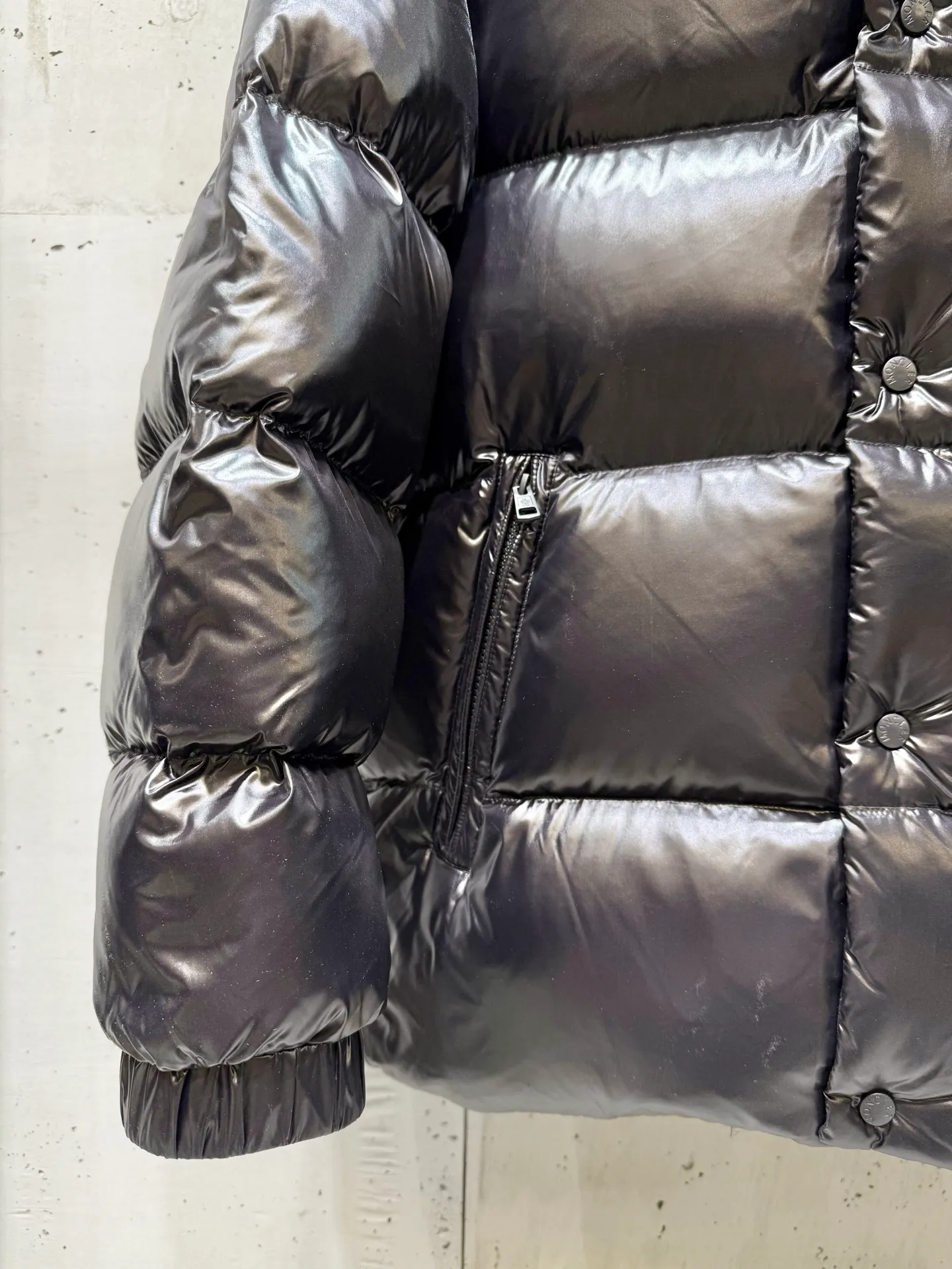 P860 Moncler down jacket 2025 latest fashion designer down jacket. Every detail shows high-end craftsmanship. The design changes of structural tailoring show men's diverse image changes. It is slim and neat, and tailored to meet the current popular multi-layered wear. Versatile style for life. Code number: 12345.
