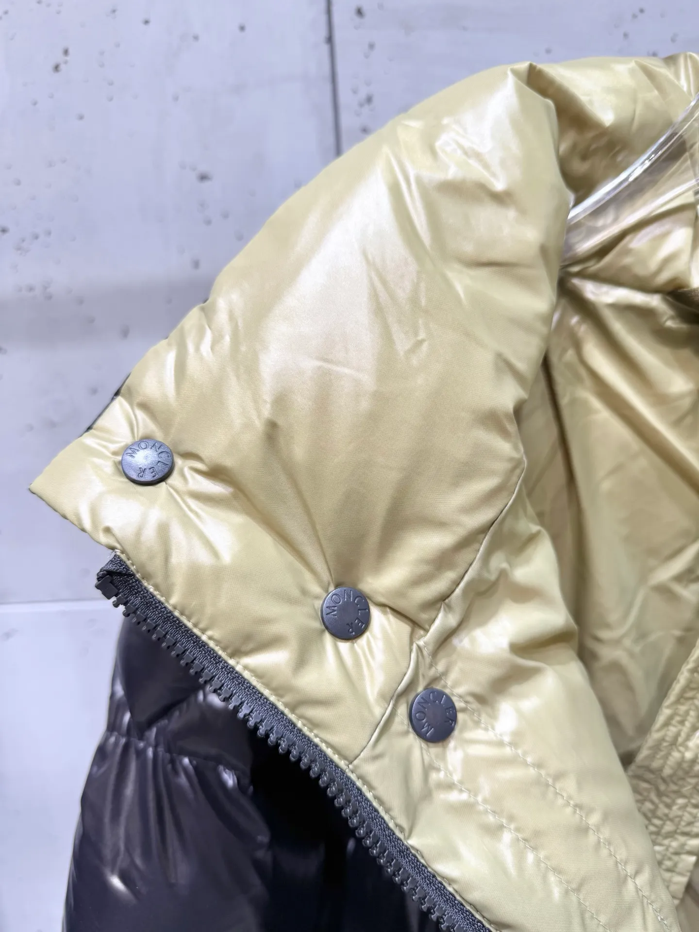 P860 Moncler down jacket 2025 latest fashion designer down jacket. Every detail shows high-end craftsmanship. The design changes of structural tailoring show men's diverse image changes. It is slim and neat, and tailored to meet the current popular multi-layered wear. Versatile style for life. Code number: 12345.