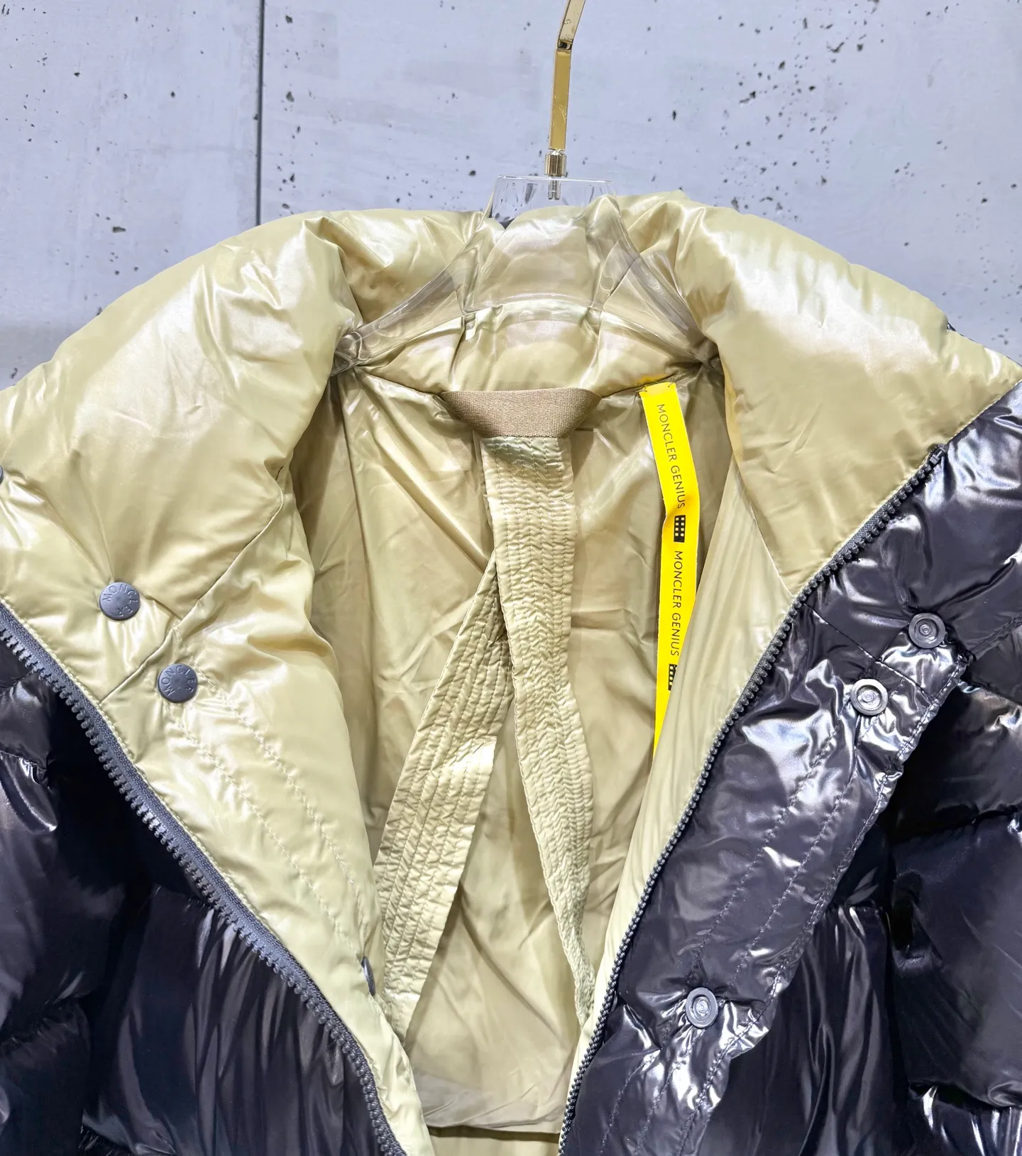 P860 Moncler down jacket 2025 latest fashion designer down jacket. Every detail shows high-end craftsmanship. The design changes of structural tailoring show men's diverse image changes. It is slim and neat, and tailored to meet the current popular multi-layered wear. Versatile style for life. Code number: 12345.