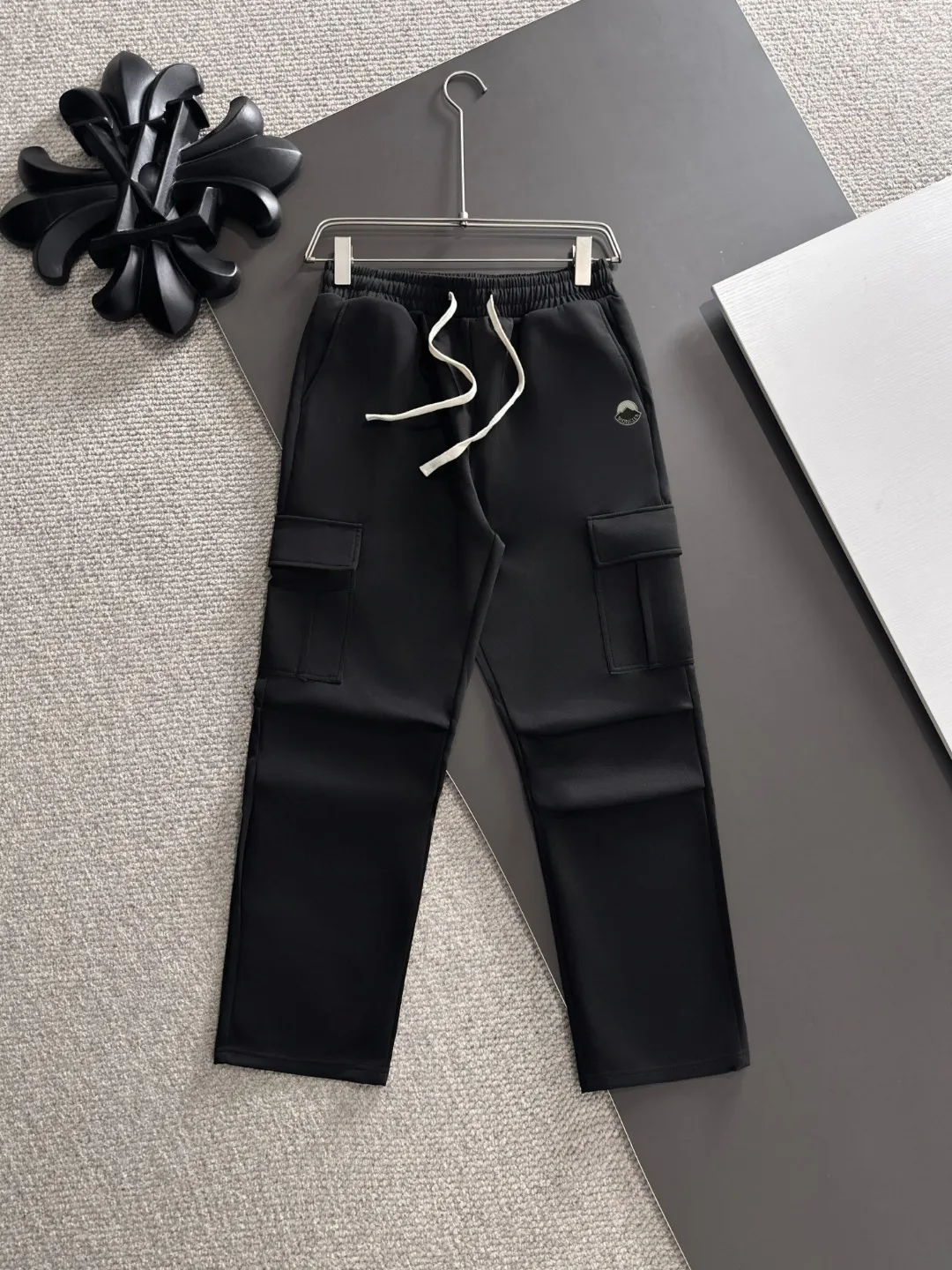 Shipped in 2-3 days P360 MONCLER/Mongolian Exclusive first release of 25ss autumn and winter new high-quality trousers Compare real-life details at will A perfect choice for autumn and winter, a must-have item. Sizes: M to 3XL (please state your height and weight when placing an order)