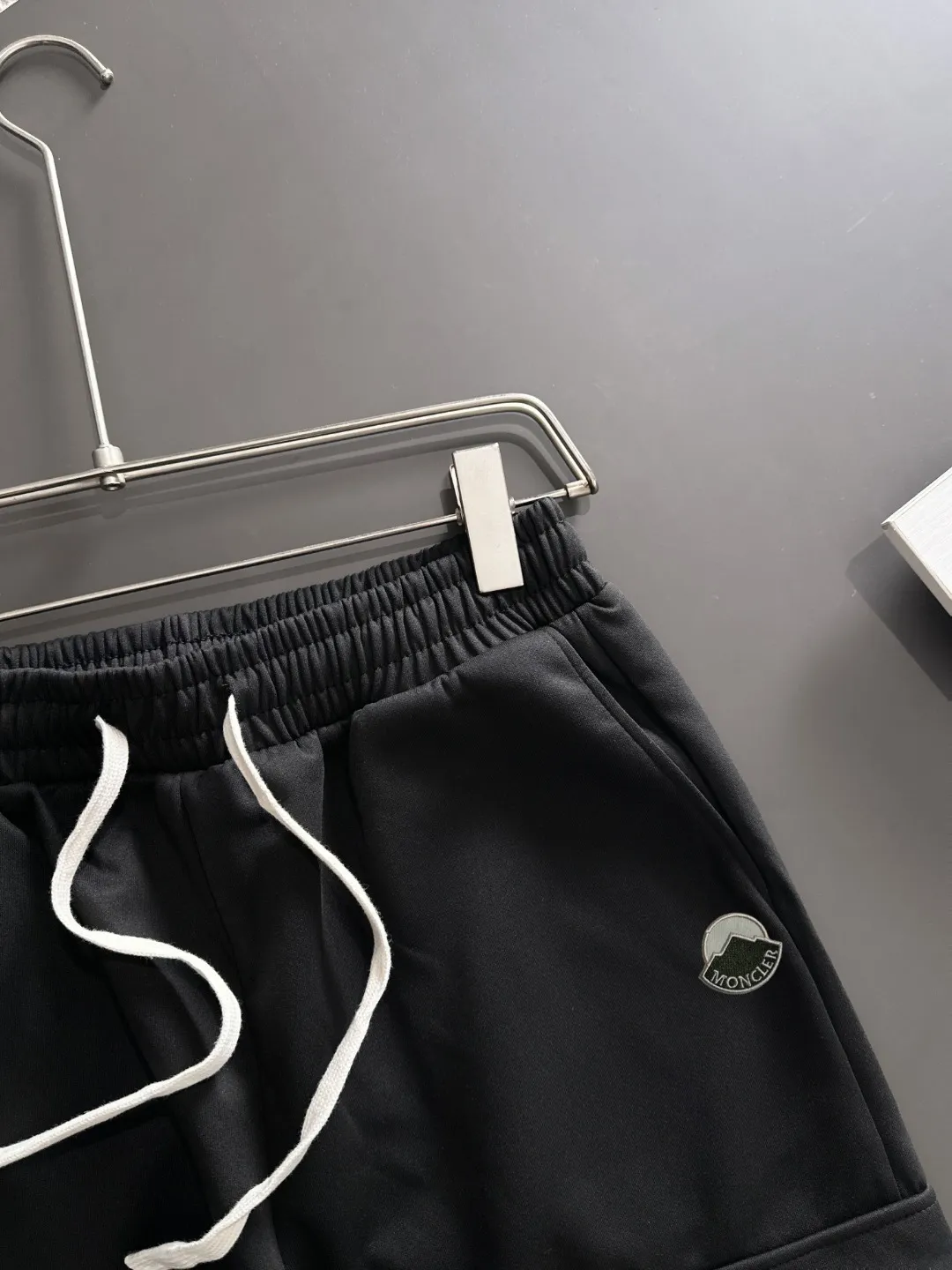 Shipped in 2-3 days P360 MONCLER/Mongolian Exclusive first release of 25ss autumn and winter new high-quality trousers Compare real-life details at will A perfect choice for autumn and winter, a must-have item. Sizes: M to 3XL (please state your height and weight when placing an order)