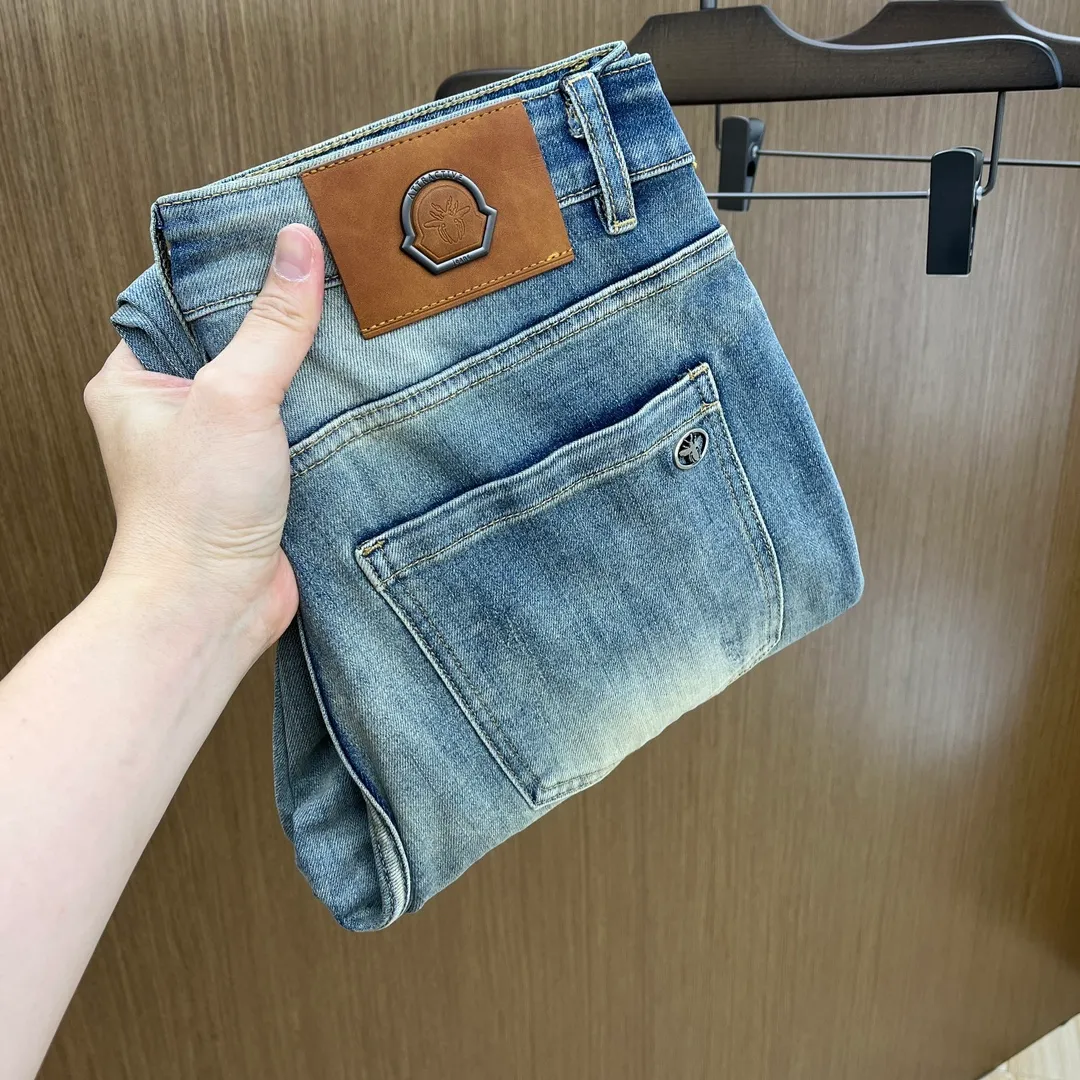 P240 Moncler 25ss🔥New blue denim trousers. The best original jeans in the physical store, suitable for all ages. Comfortable, soft and skin-friendly, the upper body effect is super fashionable and versatile, upright and stylish, a wardrobe must-have! Perfect for any occasion. Size: 28-38 (no 35.37)