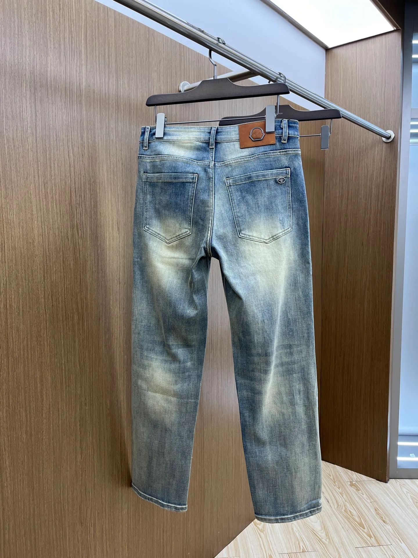 P240 Moncler 25ss🔥New blue denim trousers. The best original jeans in the physical store, suitable for all ages. Comfortable, soft and skin-friendly, the upper body effect is super fashionable and versatile, upright and stylish, a wardrobe must-have! Perfect for any occasion. Size: 28-38 (no 35.37)