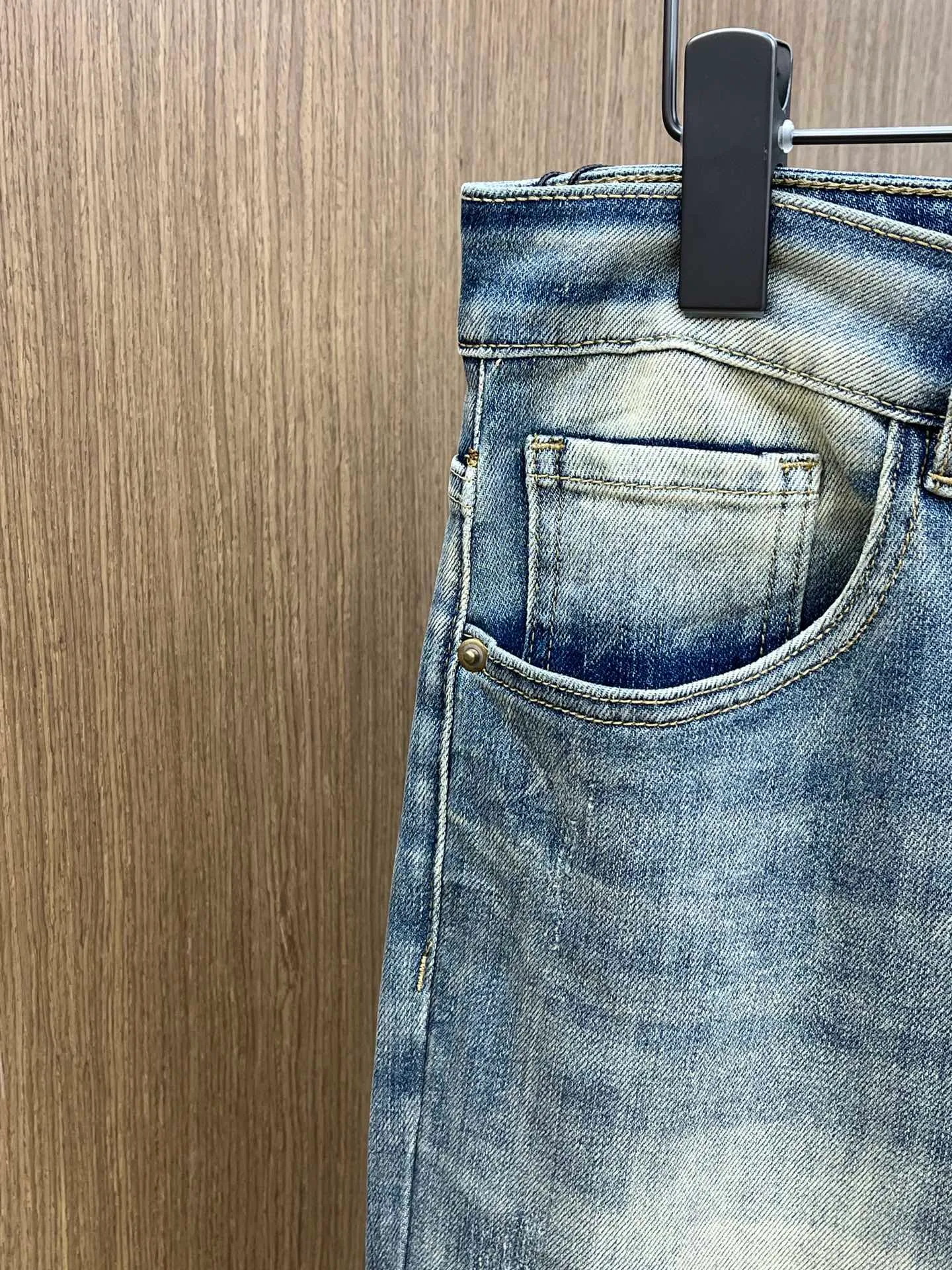 P240 Moncler 25ss🔥New blue denim trousers. The best original jeans in the physical store, suitable for all ages. Comfortable, soft and skin-friendly, the upper body effect is super fashionable and versatile, upright and stylish, a wardrobe must-have! Perfect for any occasion. Size: 28-38 (no 35.37)