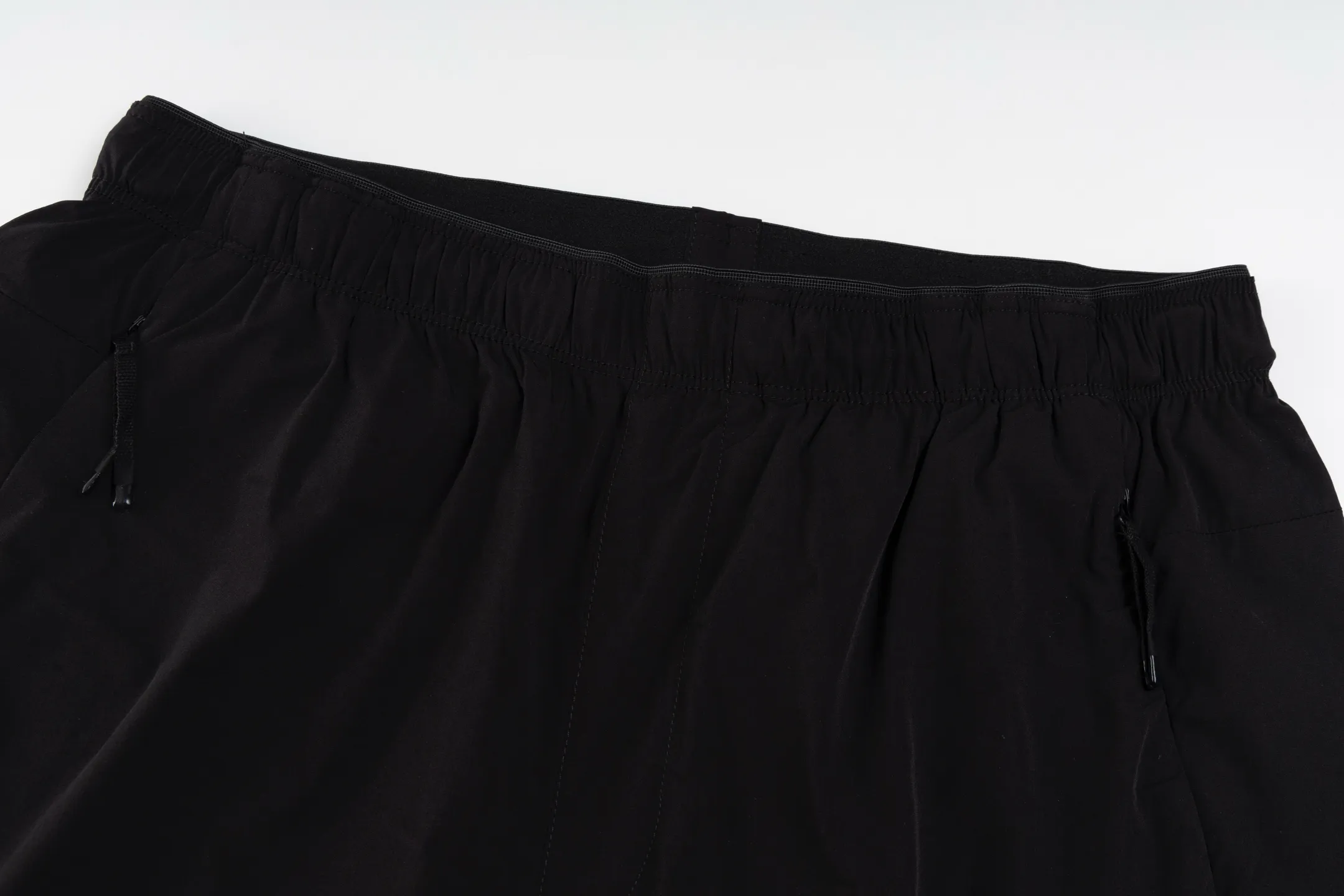 P340 [Exclusive supply] Moncler Mouth 25SS Badge Quick-drying Shorts The fabric is woven with a scientific blend of nylon and spandex to form a unique two-way elastic performance fabric in warp and weft. Spandex provides up to 40% transverse elasticity, while nylon enhances longitudinal stretch. Bidirectional stretch can achieve a deformation recovery rate of 140%, greatly increasing freedom of movement. The nylon fiber itself has high strength and tear resistance, and combined with the dense weave, it can effectively resist friction and snagging. The nylon yarn is processed with a special-shaped cross-section process to form micron-level breathable pores, and is paired with 20D ultra-fine denier fiber to achieve rapid perspiration even in high-temperature environments. The brand logo patch is created using liquid silicone three-dimensional injection molding process. The 3D micro-synaptic feel is perfectly integrated with the fabric. It has passed thousands of wear-resistant tests and still maintains a precise edge of 0.1mm. The side seam three-dimensional cutout secret pocket is equipped with a customized waterproof zipper, which forms a diagonal arc with the trouser body when closed, which is visually neat and practical while preventing items from shaking. The hidden drawstring and elastic band form a double insurance, and the waist can be freely adjusted by 5cm. Comes with a custom metal ring with air eyes for a neatly adjustable drawstring. Custom silicone logo patch, custom drawstring hole metal ring. Size:46-48-50-52